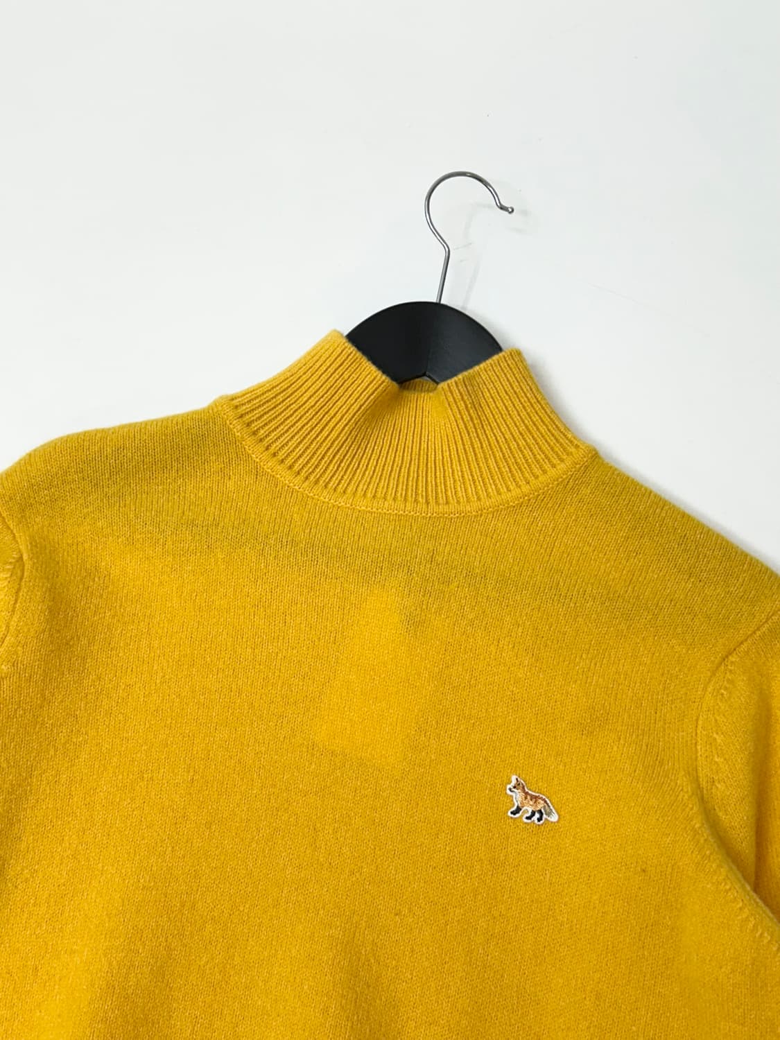 Maison Kitsune 메종 키츠네 옐로우컬러 터틀넥 스웨터 상품이미지1