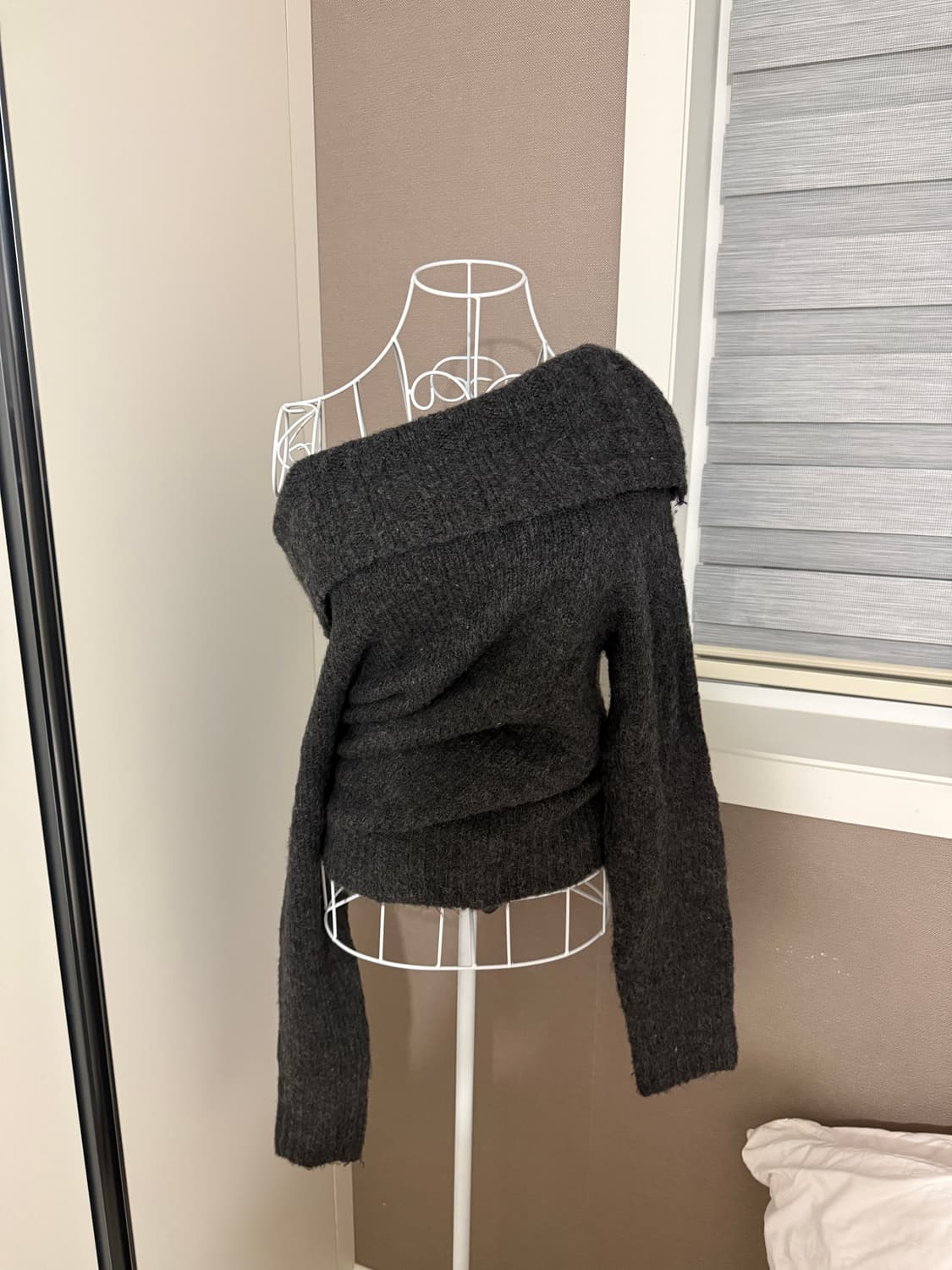 드레이프 오프숄더 그레이 니트 상품이미지1