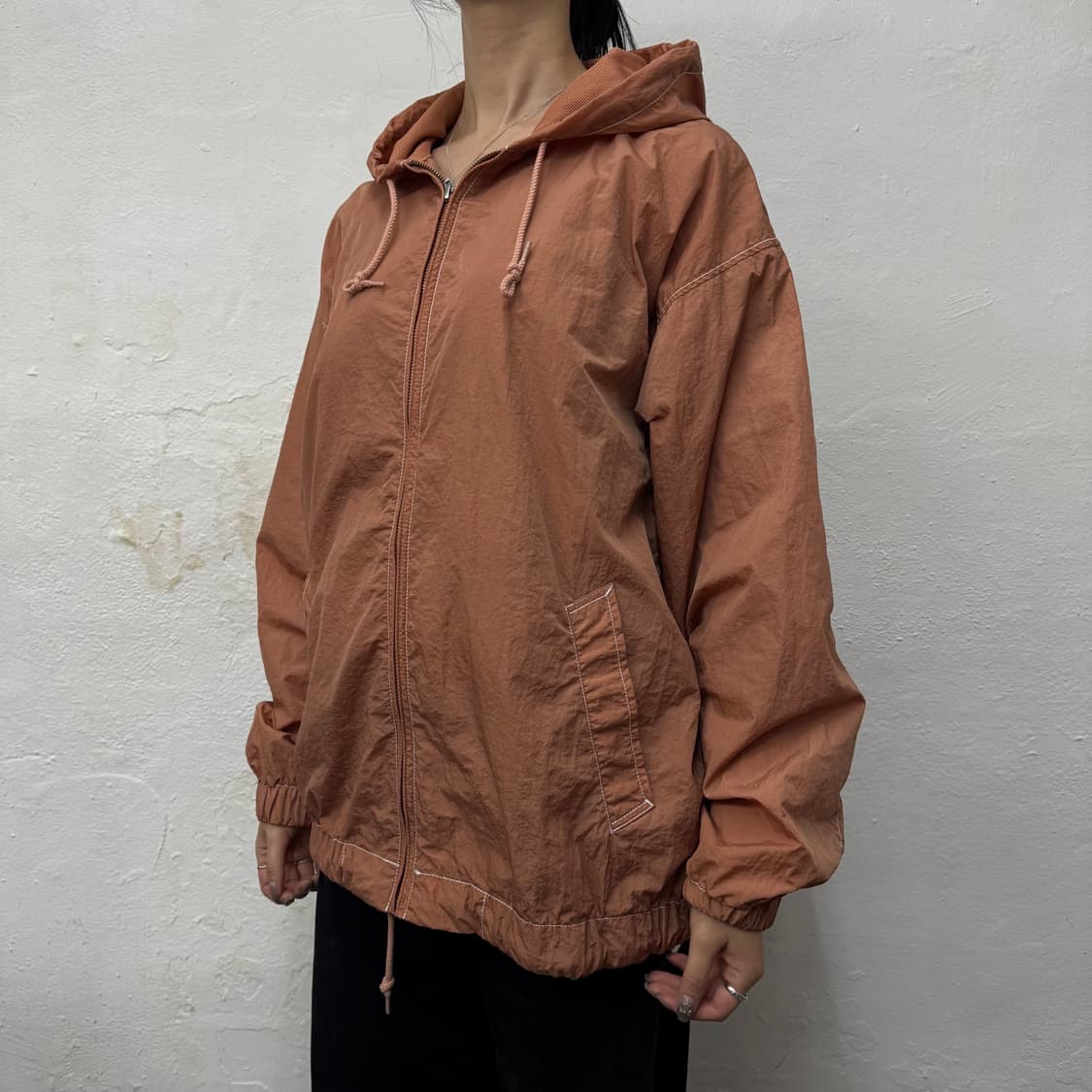 빔즈(BEAMS) 인디핑크컬러 나일론 드로우코드 후드 윈드브레이커 상품이미지1