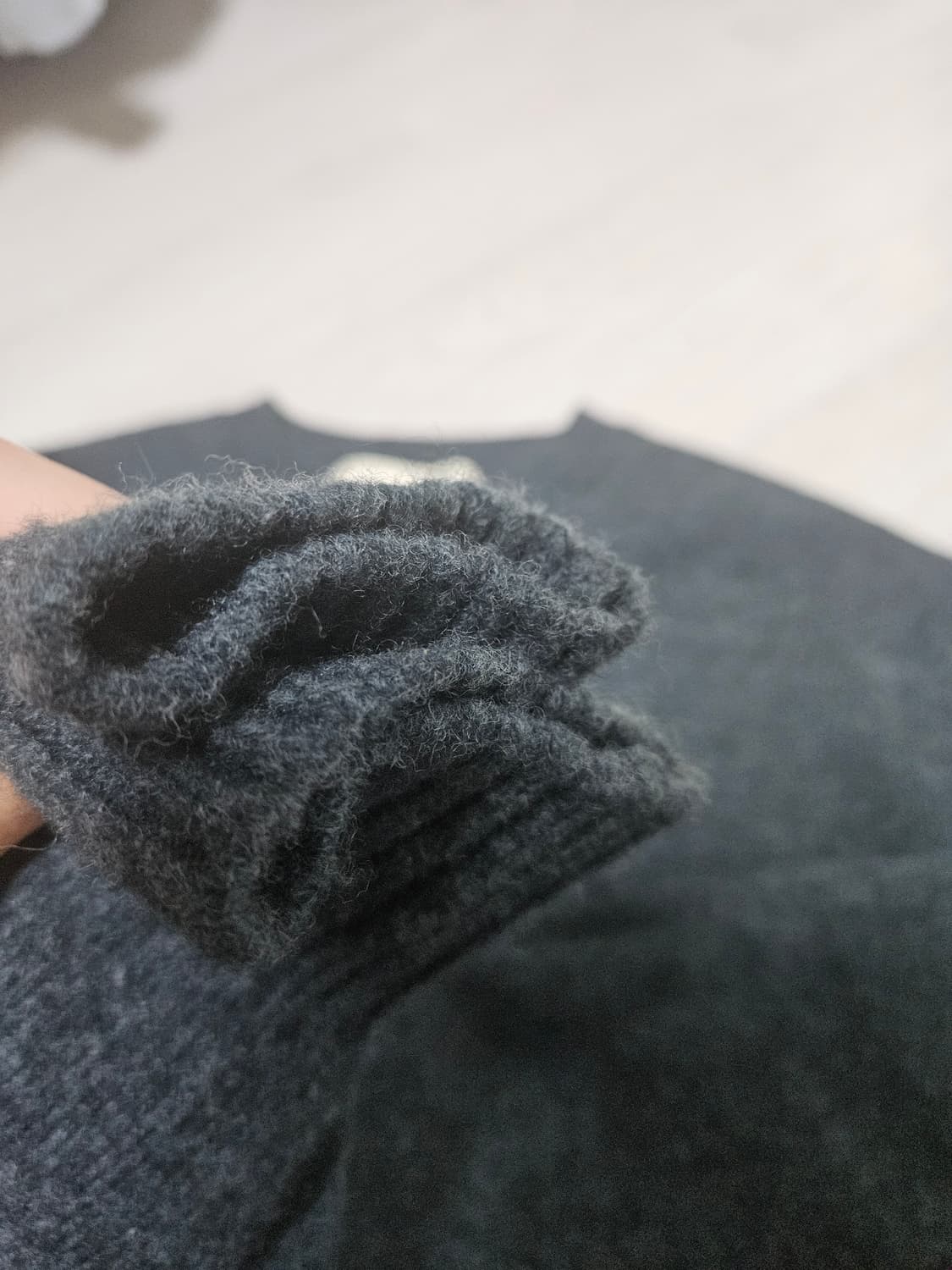 [50] 퍼스트플로어 캐시미어 브이넥 니트 에버그린 상품이미지3