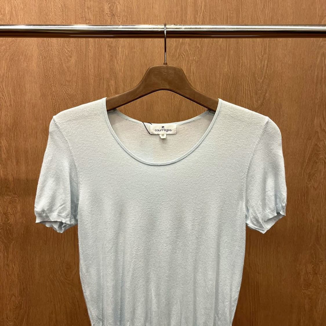 꾸레쥬 반팔 니트 라운드넥 리브드 커프스 헴 무지 디테일 라이트 블루 상품이미지4