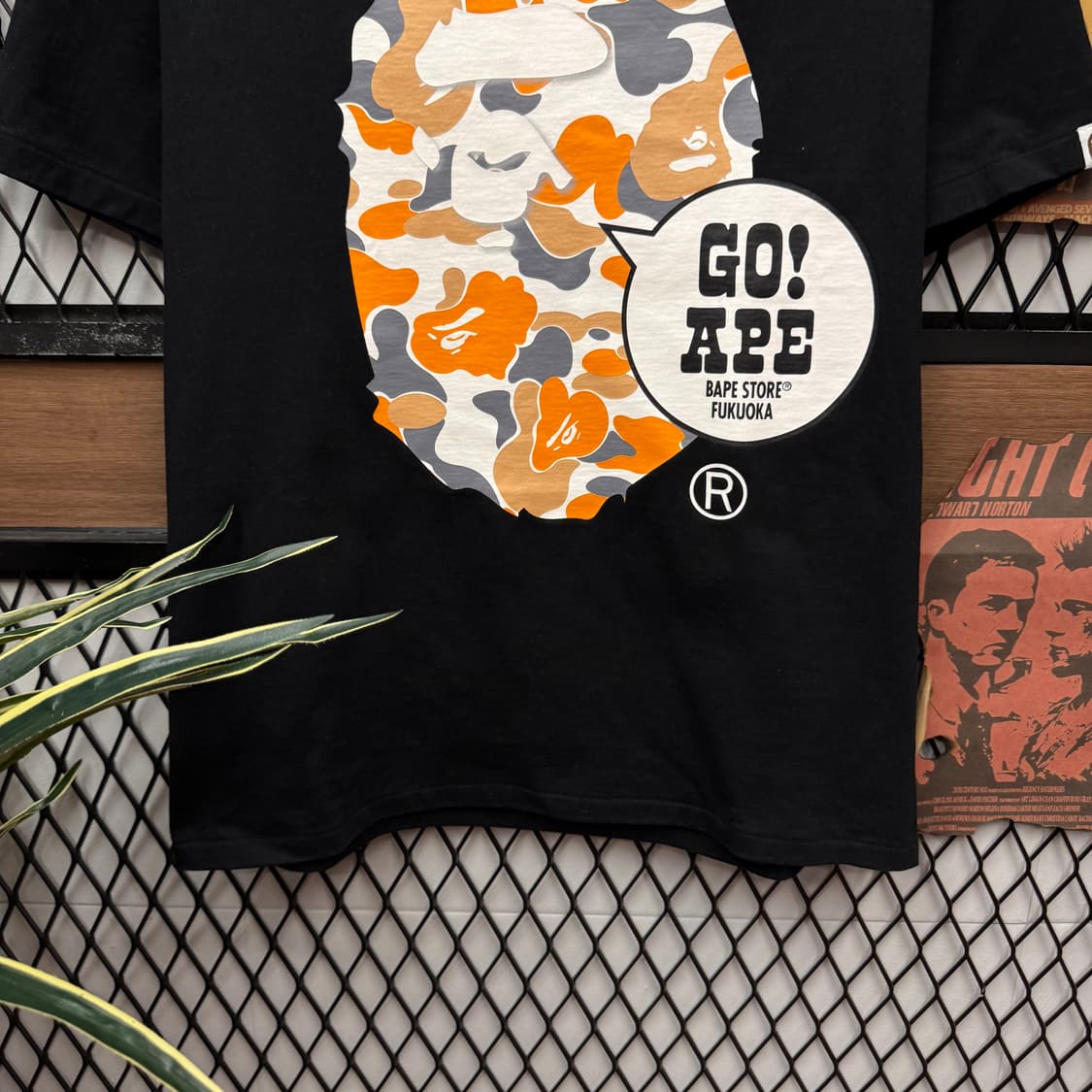 베이프 후쿠오카 반팔 티셔츠 전면 고 에이프 카모 로고 디테일 블랙 상품이미지4