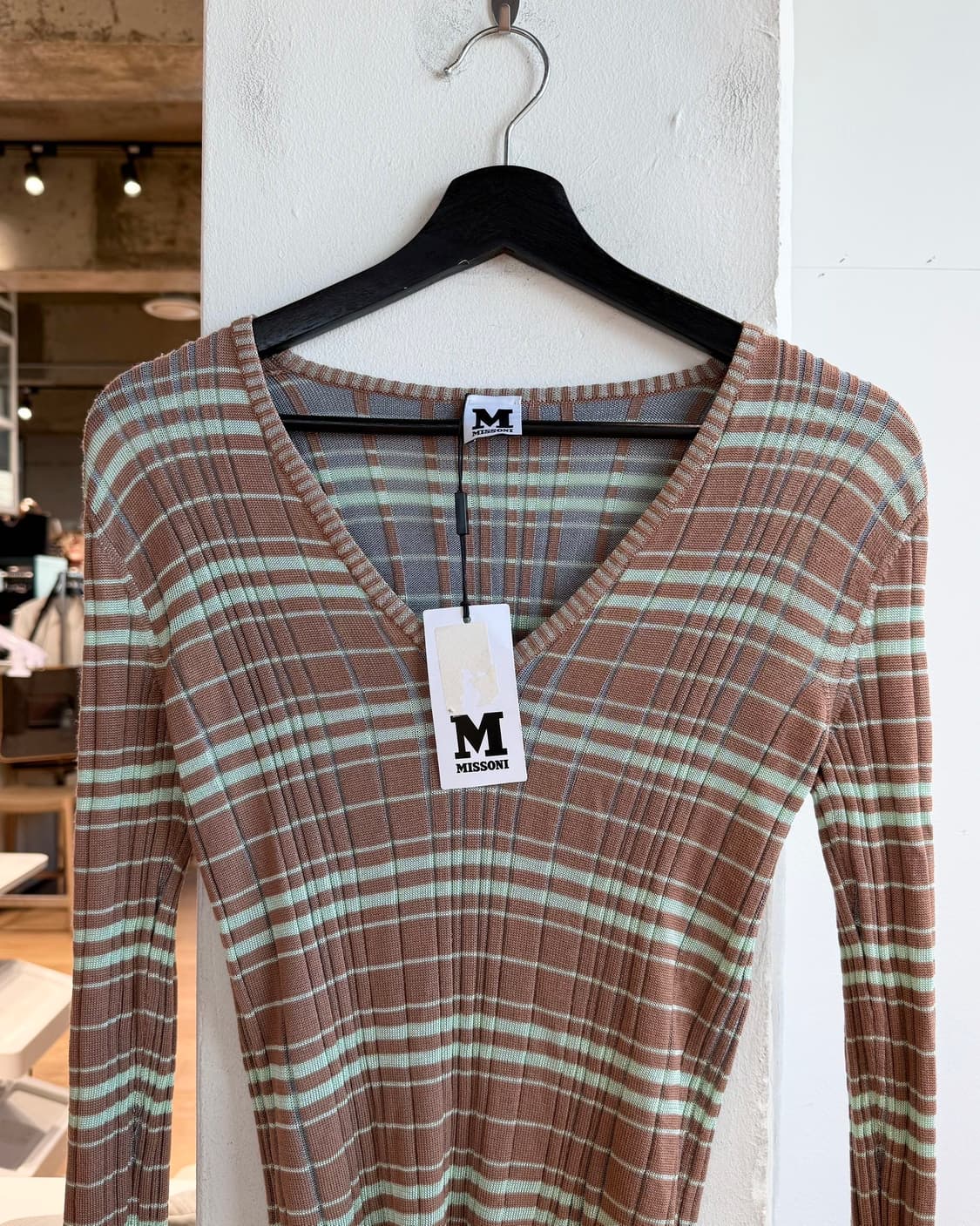 미쏘니 브라운 스트라이프 브이넥 니트  상품이미지3