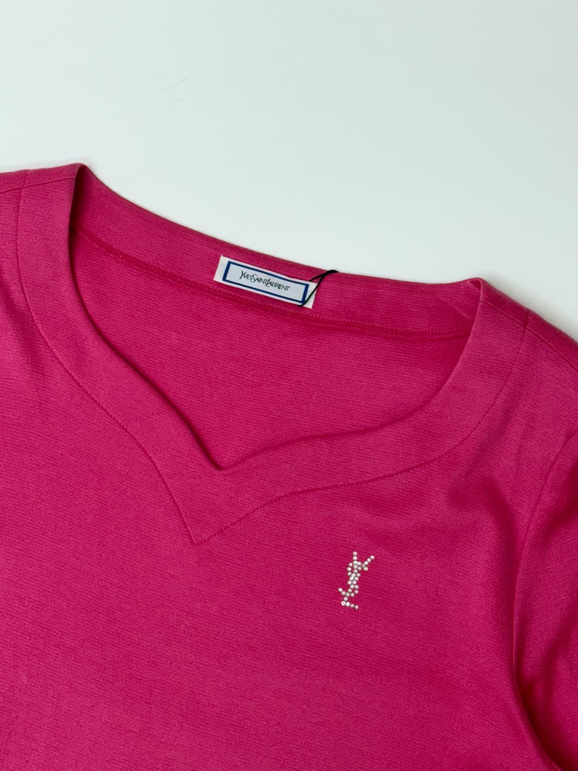 Ysl 생로랑 큐빅 로고 브이넥 반팔 티셔츠 상품이미지2