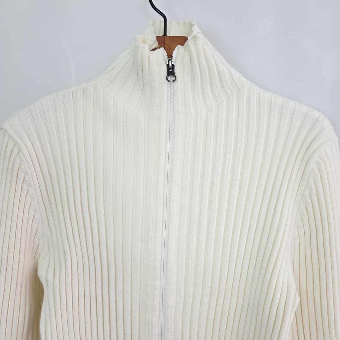 [AMOMENTO] 아모멘토 아이보리 골지 집업 니트 여성 0 상품이미지3