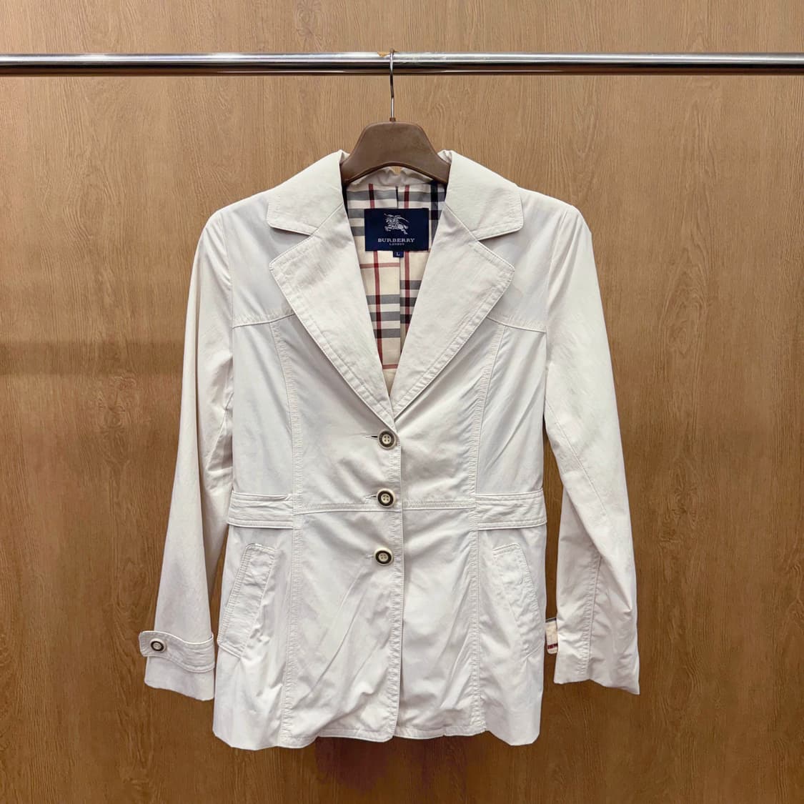 버버리 런던 싱글 자켓 노바체크 안감 3버튼 디테일 화이트 상품이미지2