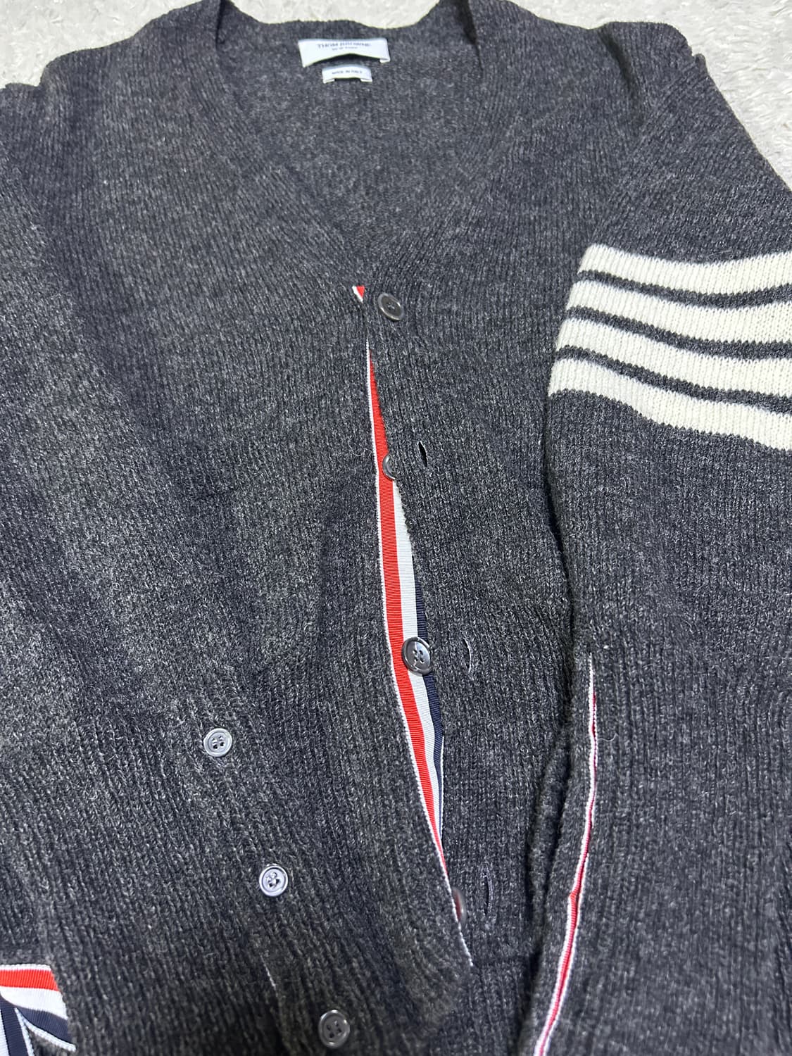 [4, 새상품급] 톰브라운 셰틀랜드 가디건 다크그레이 상품이미지4