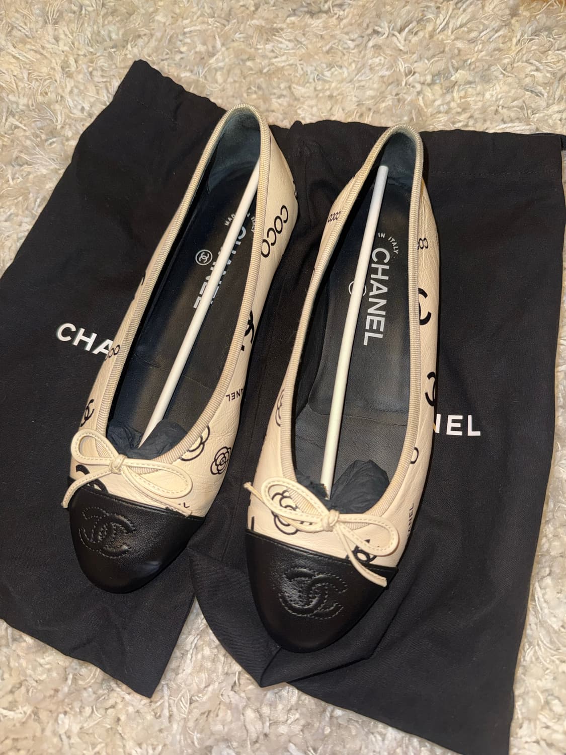 샤넬 로고 플랫슈즈 상품이미지1