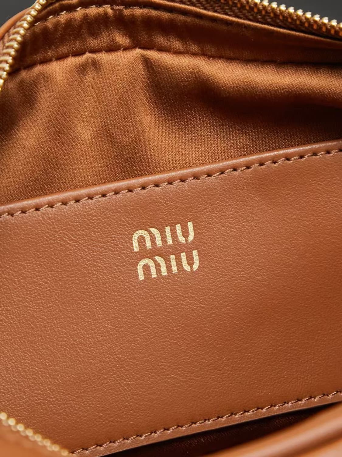 미우 미우 레더 파우치 꼬냑 상품이미지6