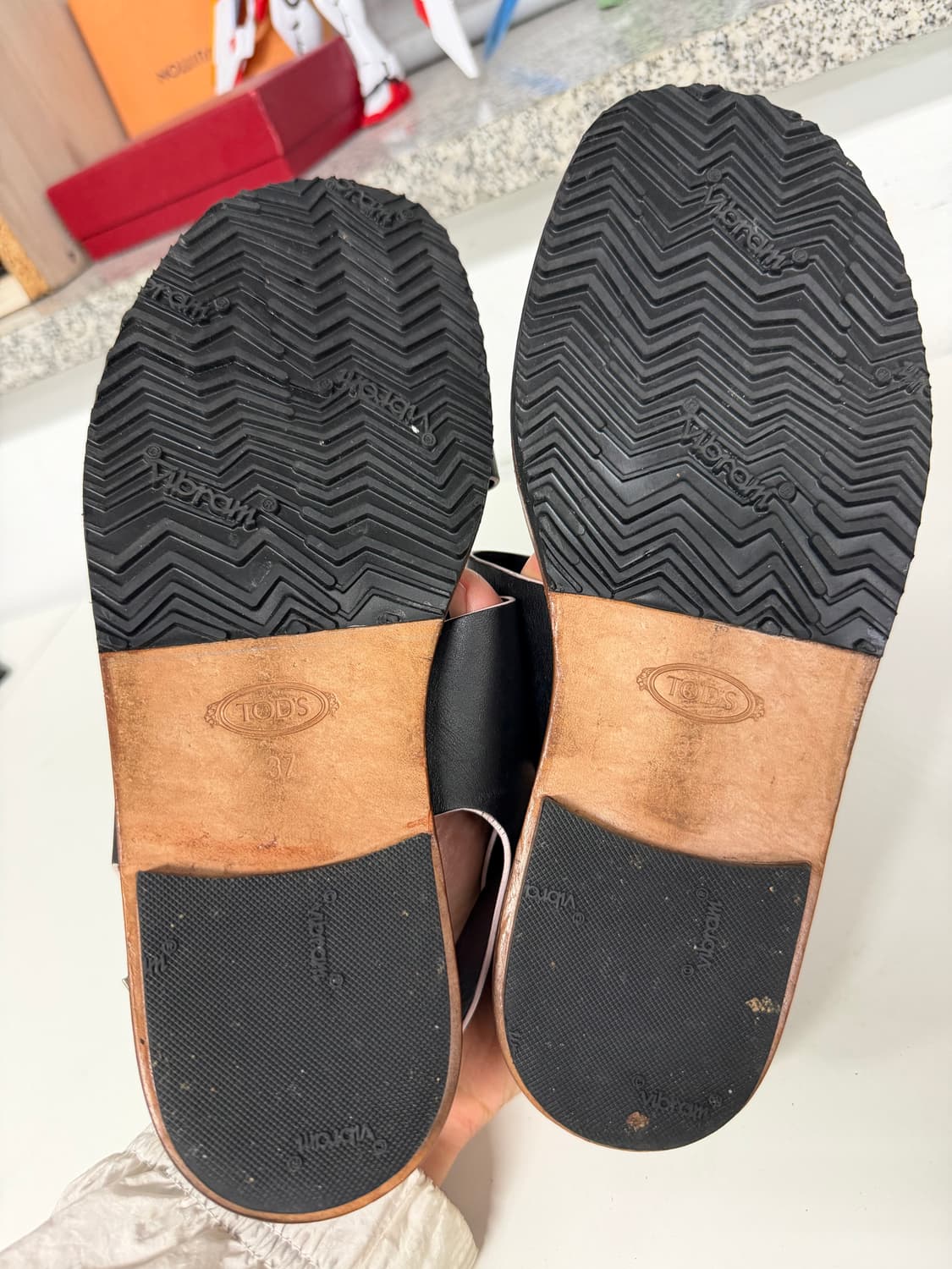 정품) TODS 토즈 여성 블랙 버클 스트랩 샌들 37 상품이미지10