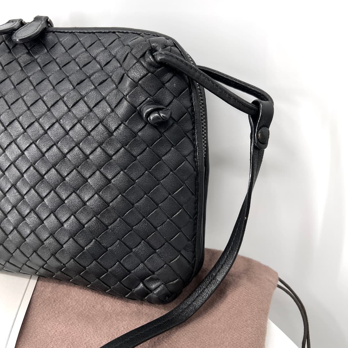[감정완료] 보테가베네타 인트레치아토 노디니 크로스백 블랙 상품이미지7