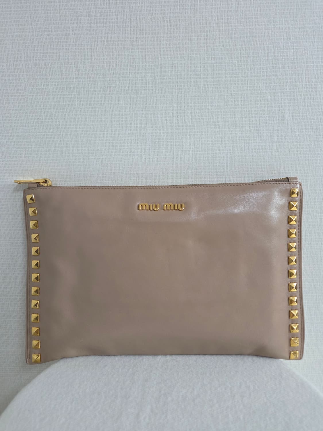 미우미우 스터드 클러치백 (베이지/핑크톤) 상품이미지1