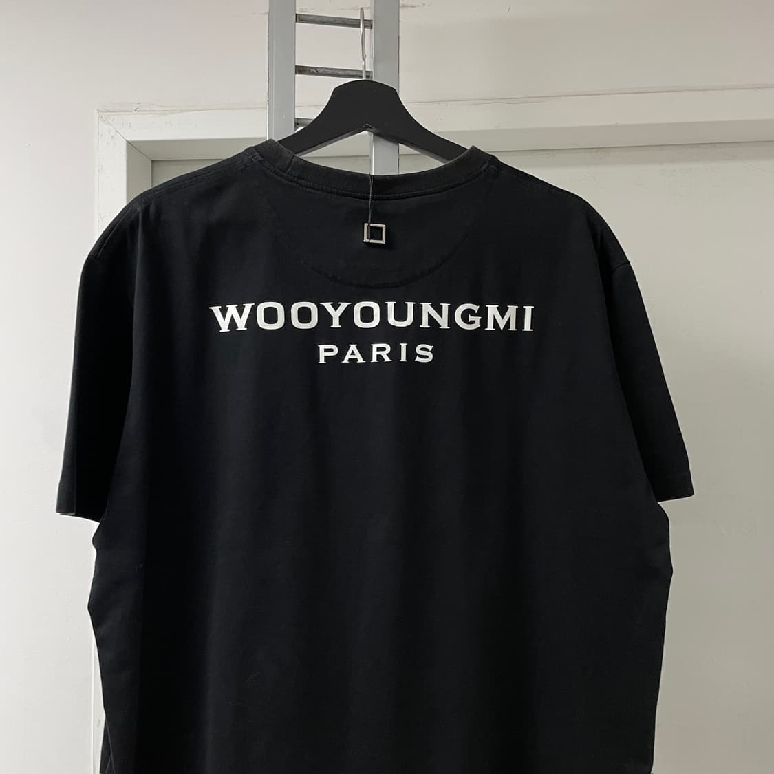 우영미 백로고 반팔 티셔츠 블랙 48 상품이미지2