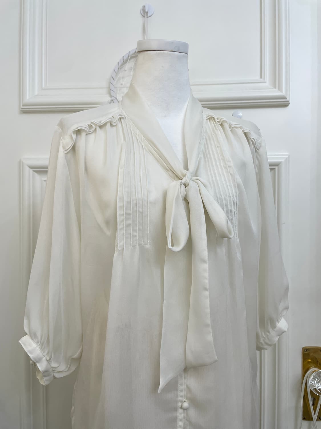 ivory ruffle pleats point bow blouse 상품이미지6