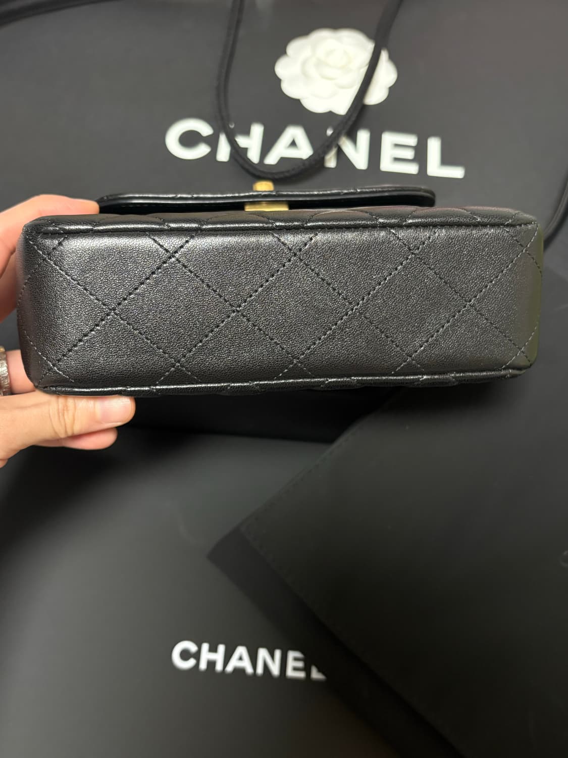 샤넬 25 시즌 램스킨 플립백 (풀박스, 인보이스 O) 상품이미지3