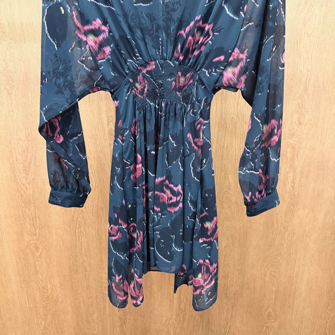 올세인츠 브이넥 미디 원피스 플로럴 프린팅 셔링 밴딩 디테일 슬림핏 블랙 상품이미지5