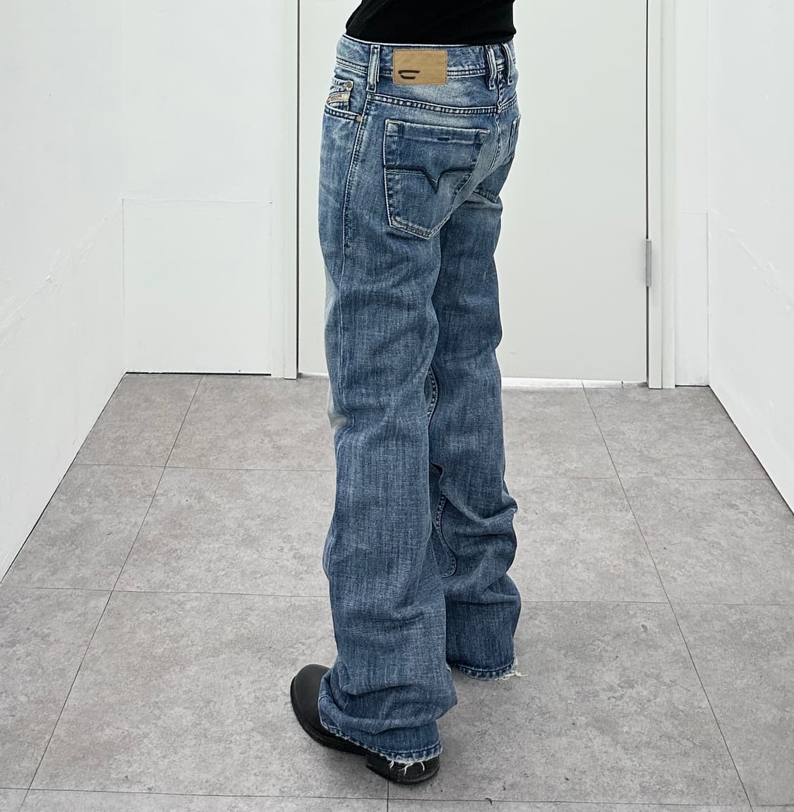 Diesel Distressed Indigo Bootcut Denim 상품이미지4