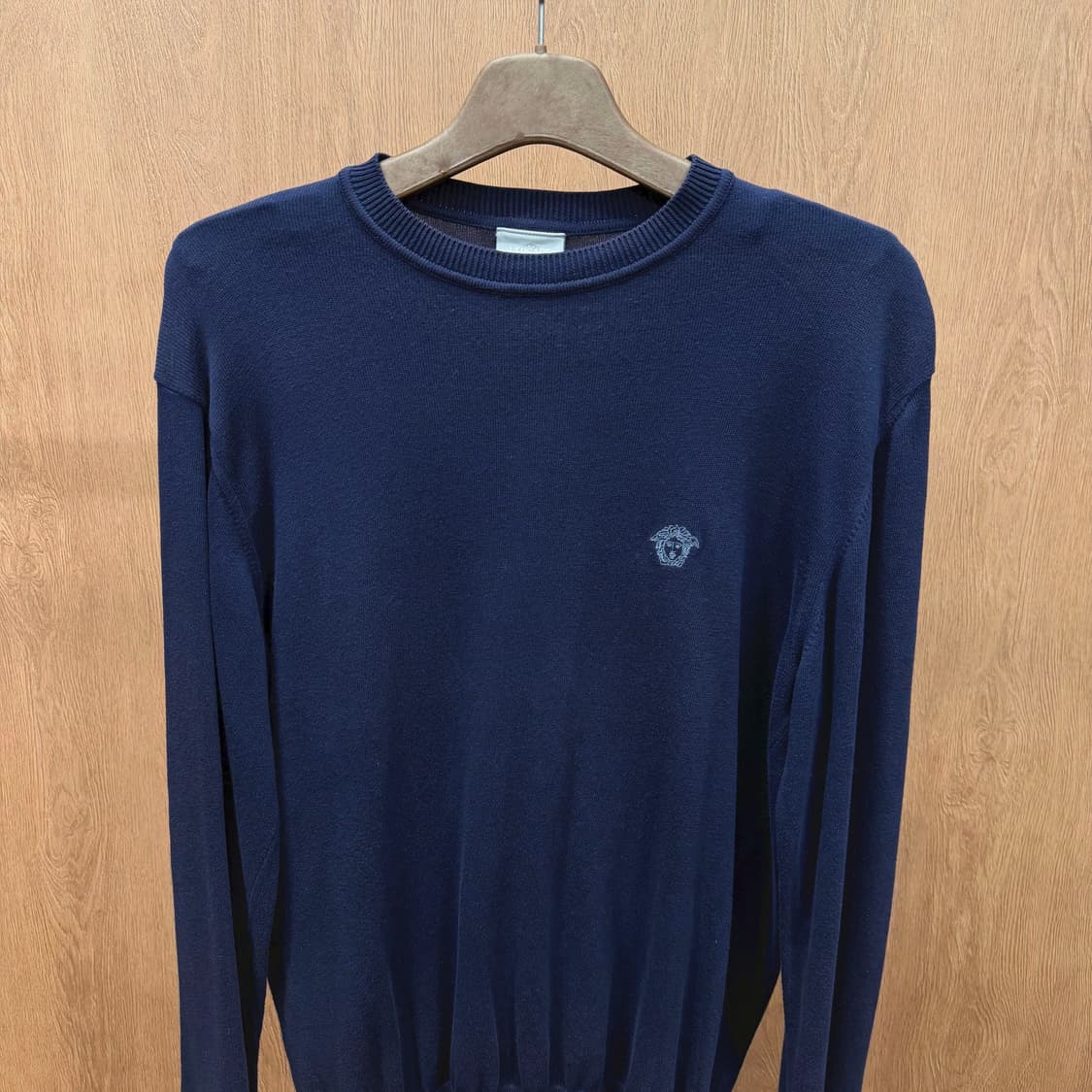 베르사체 라운드넥 코튼 니트 로고 자수 디테일 레귤러핏 네이비 상품이미지4