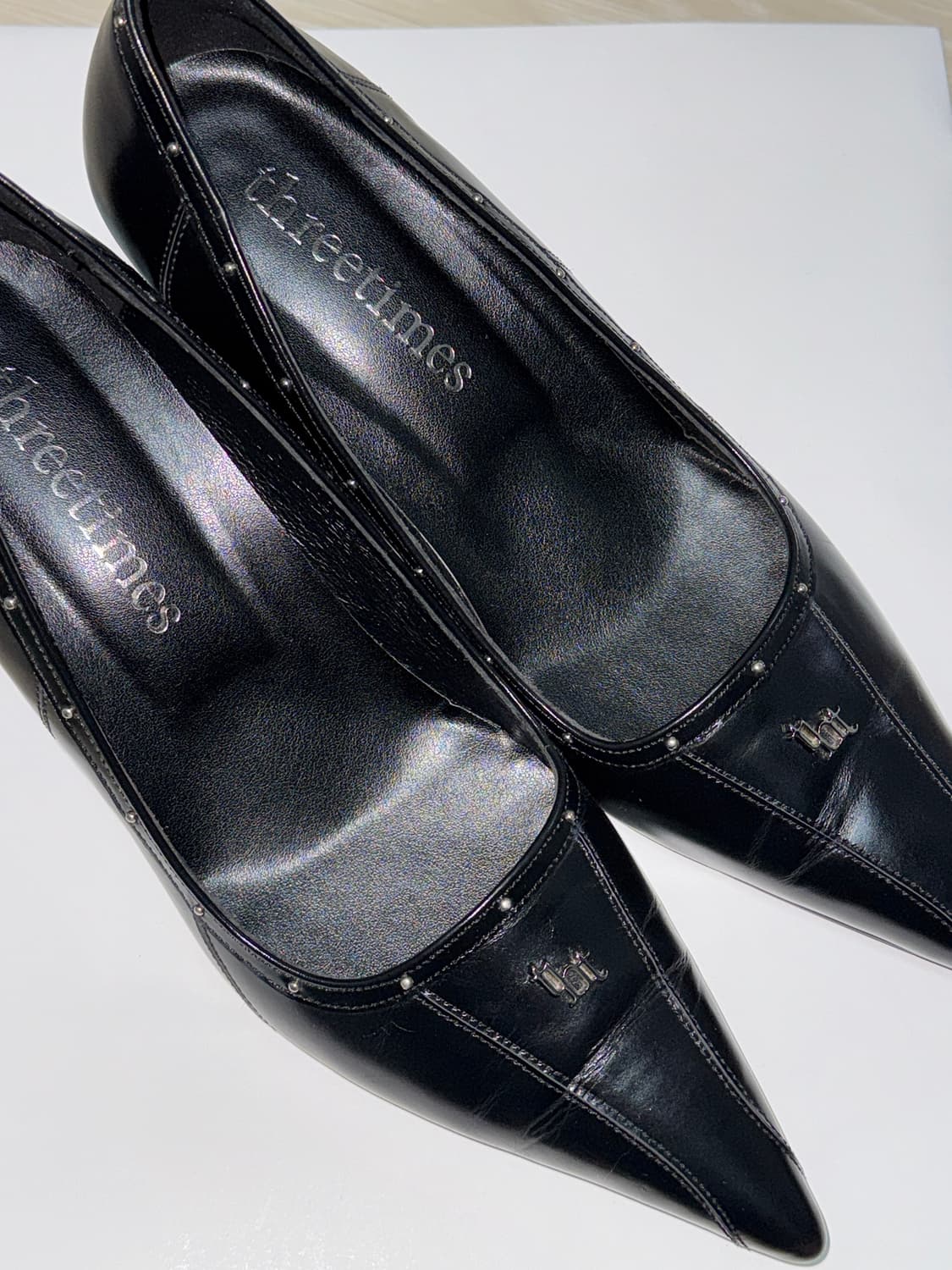 Threetimes classic logo pumps 상품이미지1