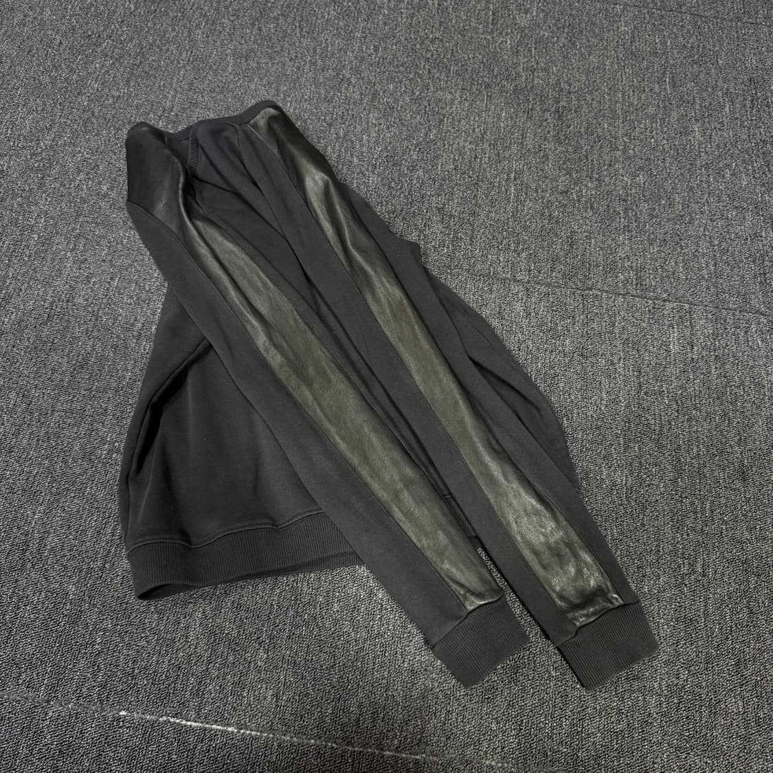 생로랑 사이드 레더 맨투맨 상품이미지4