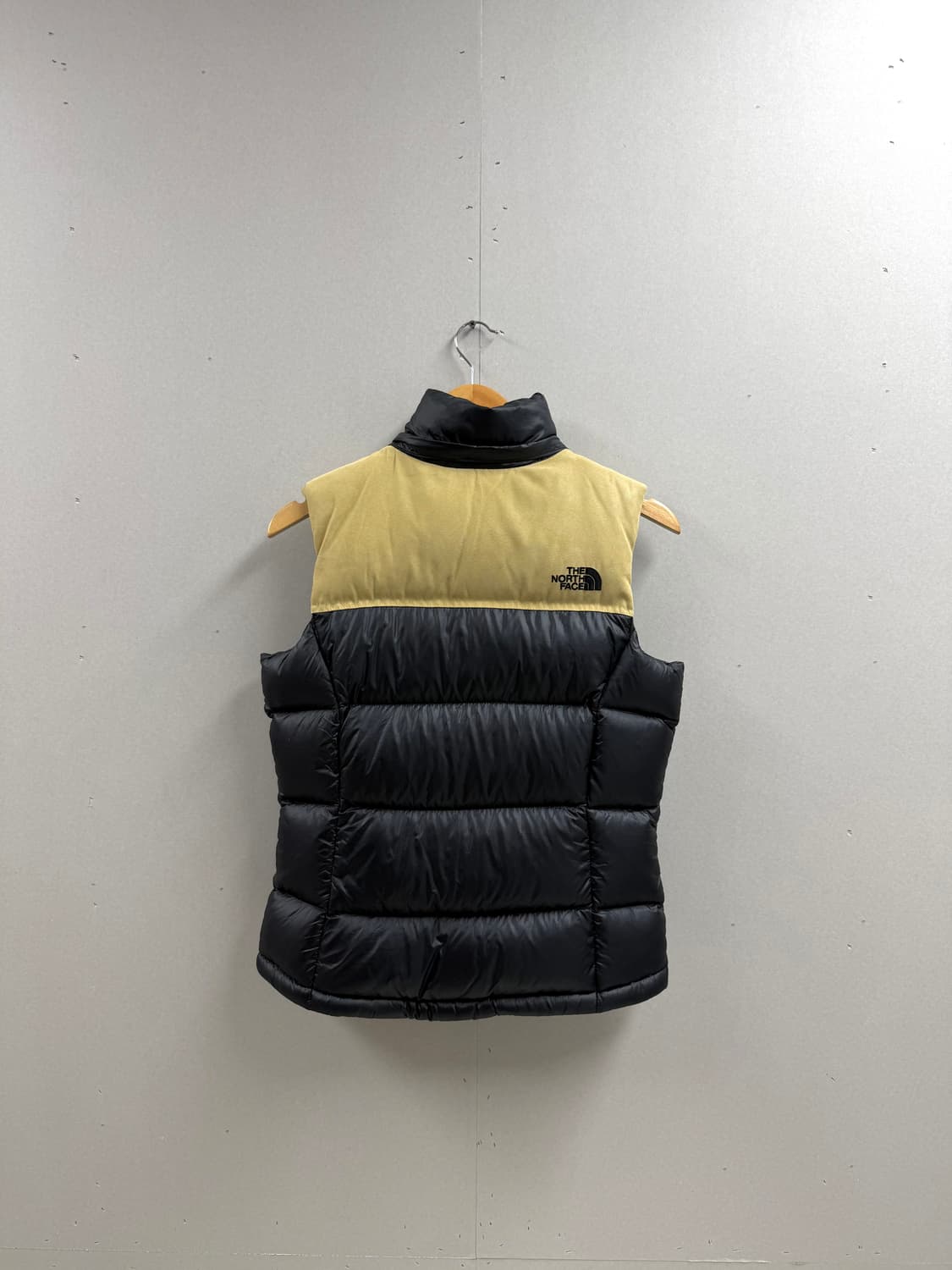 여성 S / 노스페이스 700 LTD 눕시 패딩조끼 블랙/베이지 상품이미지7