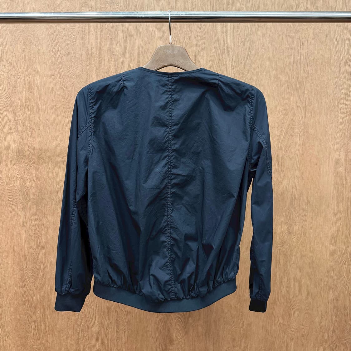 니코앤드 집업 자켓 노카라 소매 립 배색 디테일 레귤러핏 블랙 상품이미지3