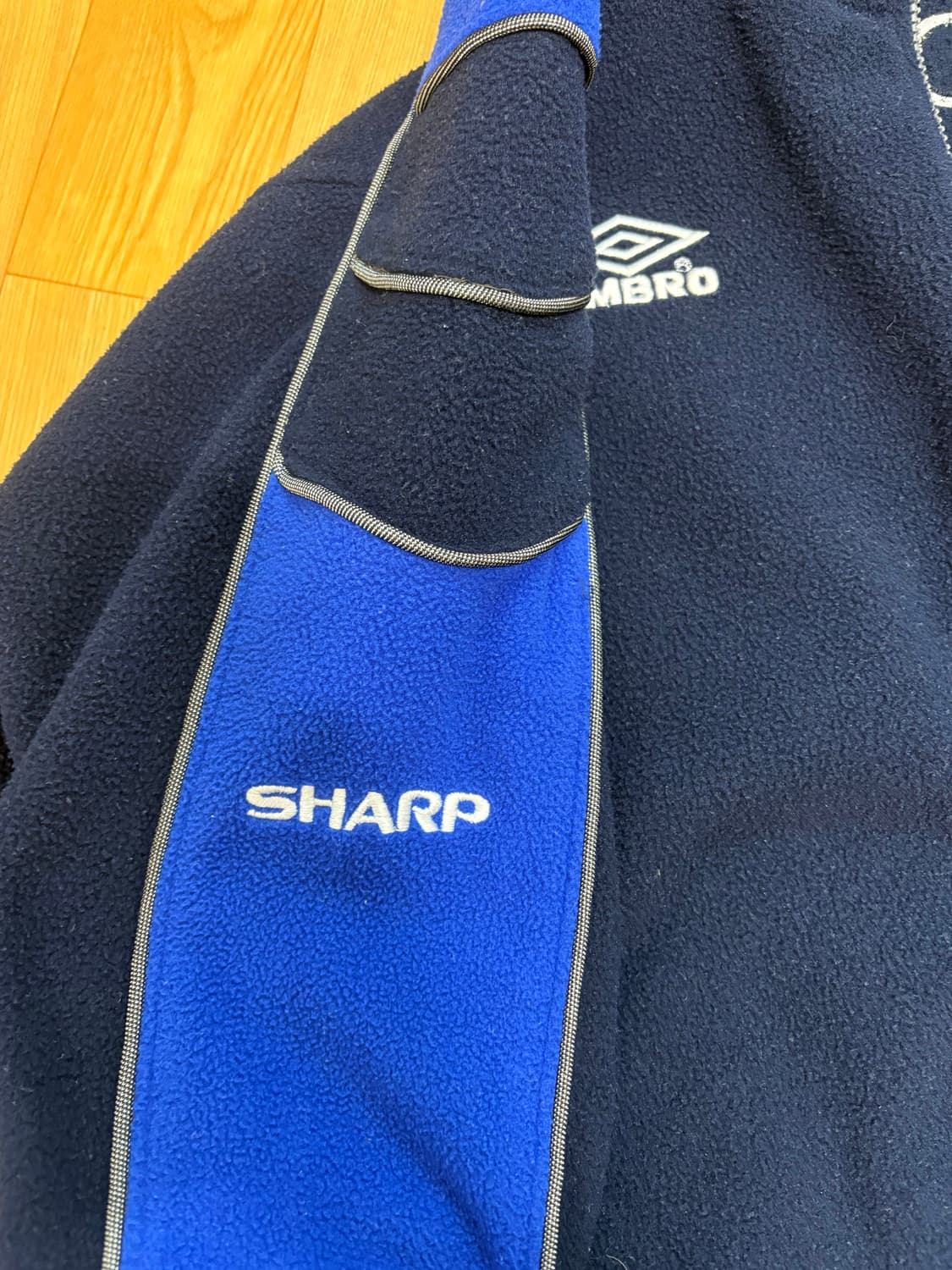 맨유 엄브로 sharp 플리스 아노락 유니폼 상품이미지2