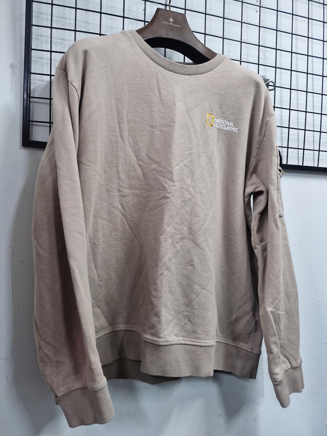110XXL 내셔널지오그래픽 베이지 맨투맨. 상품이미지2