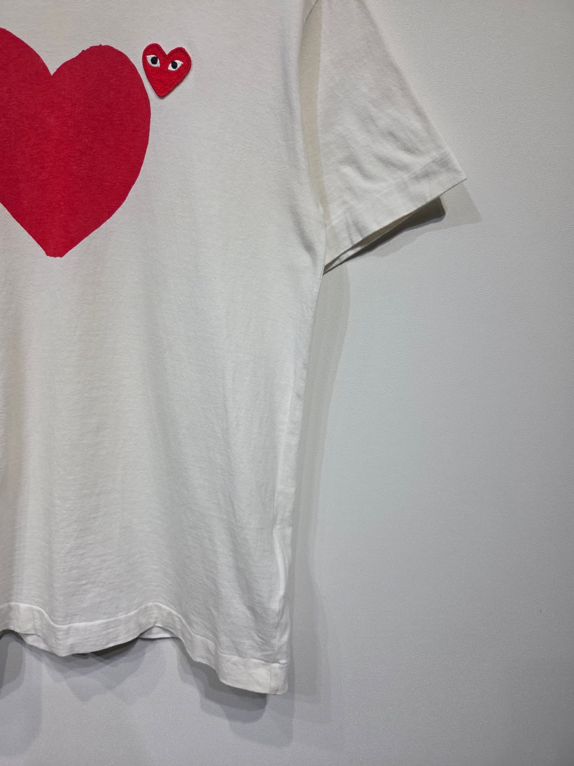 COMME des GARCONS PLAY 빅하트 & 와펜 반팔 티셔츠 상품이미지5