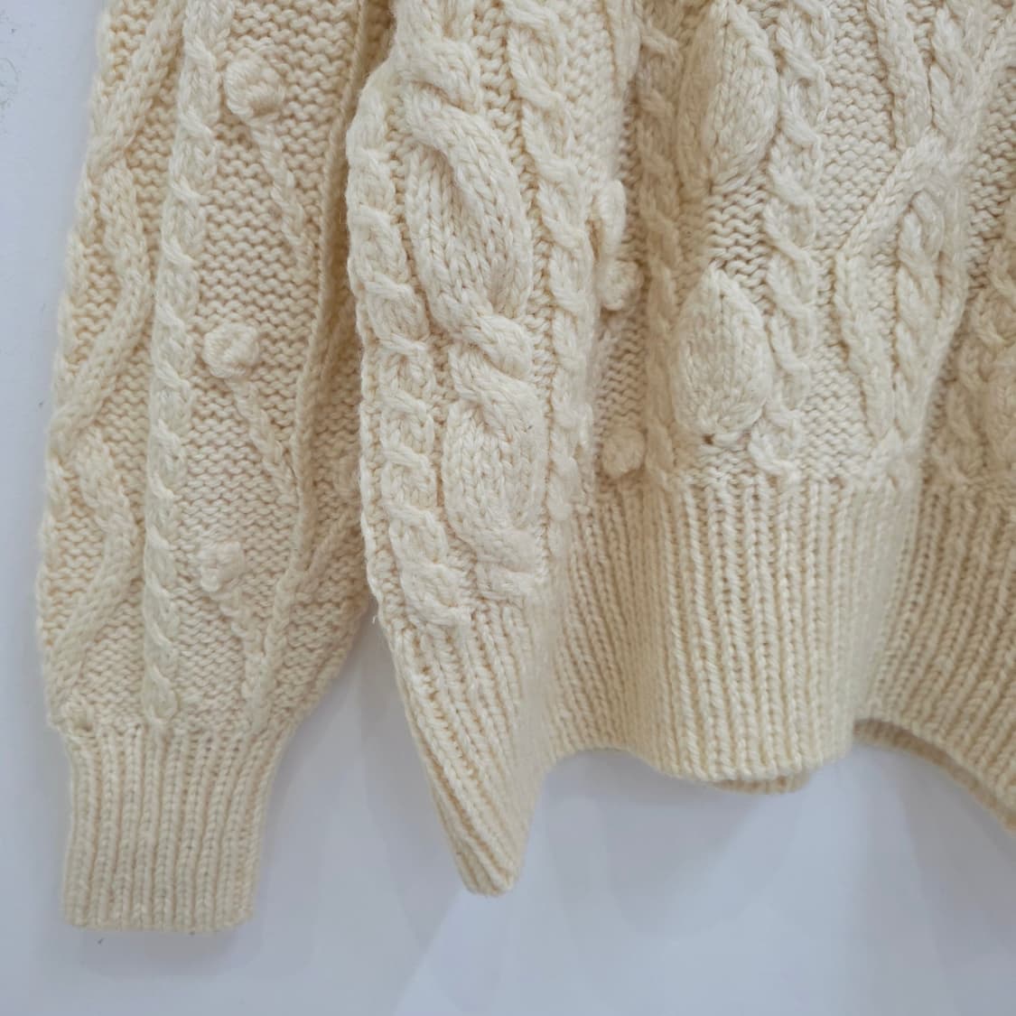 아이보리 케이블 꽈베기 라운드넥 루즈핏 아란 니트 상품이미지5