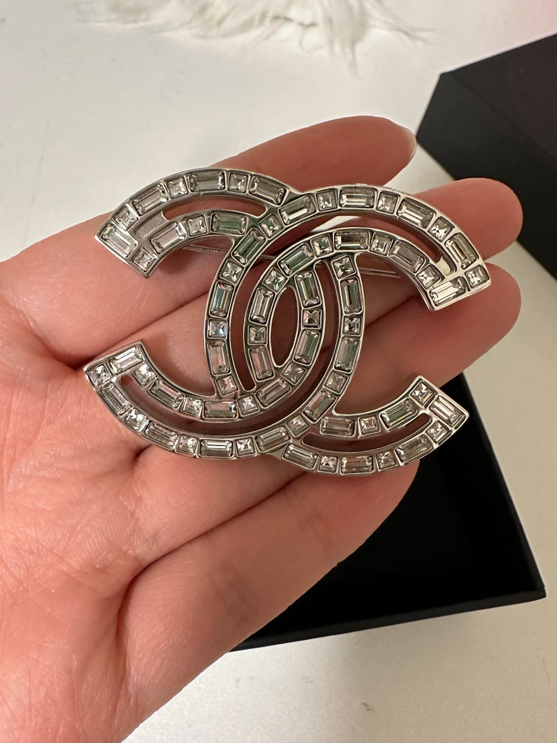 22년도 샤넬 크리스탈 cc로고 브로치 상품이미지2