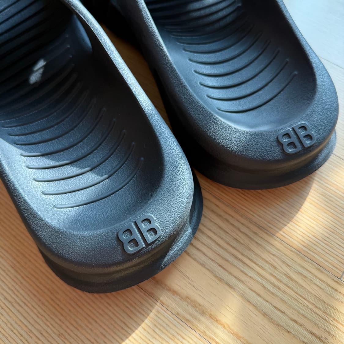 [42] 발렌시아가 러버 몰드 슬라이드 샌들 블랙 상품이미지4