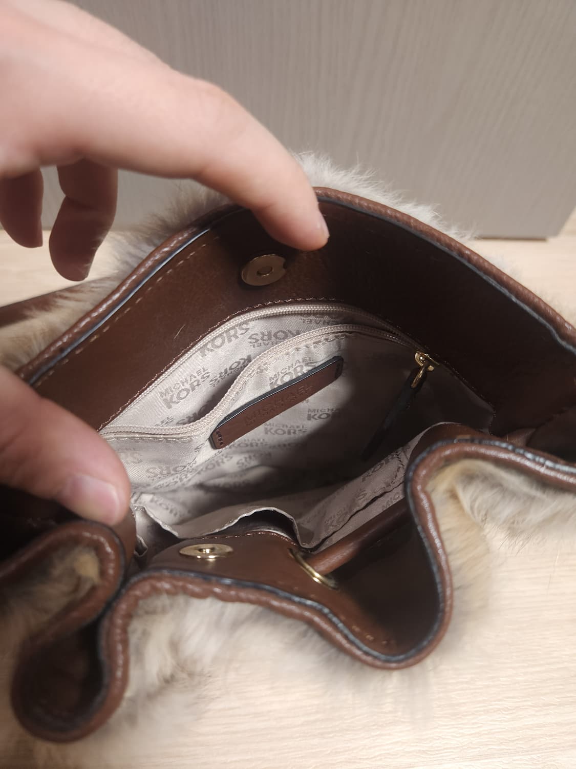 마이클코어스 퍼 크로스백 상품이미지3