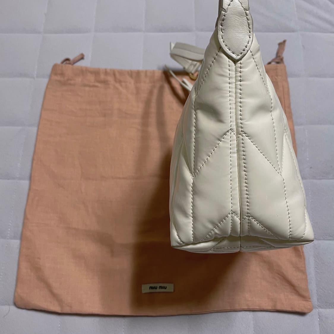 (정품)미우미우 스피릿 마테라쎄 시레 미니백 화이트 가방 상품이미지3