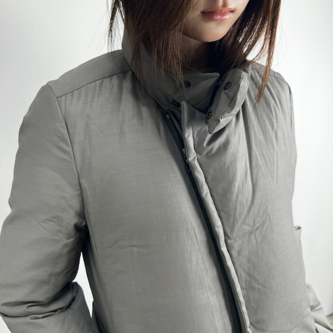 카즈유키 쿠마가이 어태치먼트 사선 집업 다운 자켓 카키 그레이 상품이미지5
