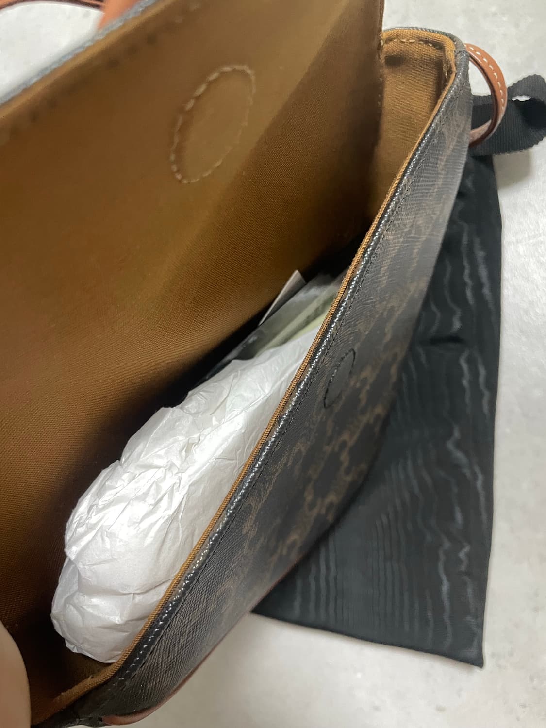 셀린느 트라이앵글백 상품이미지6