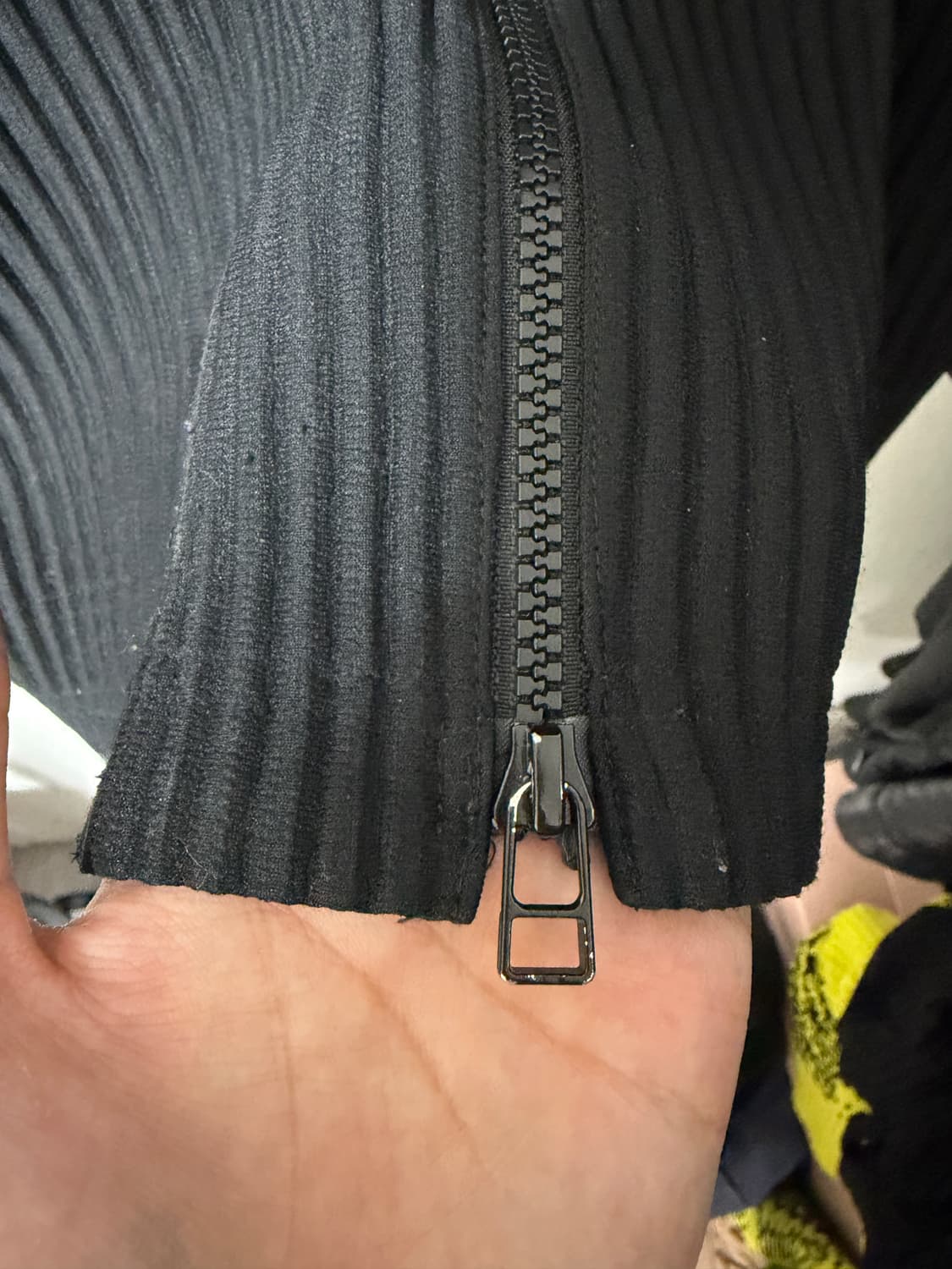 [3] 옴므플리세 넥집업 블랙 상품이미지5