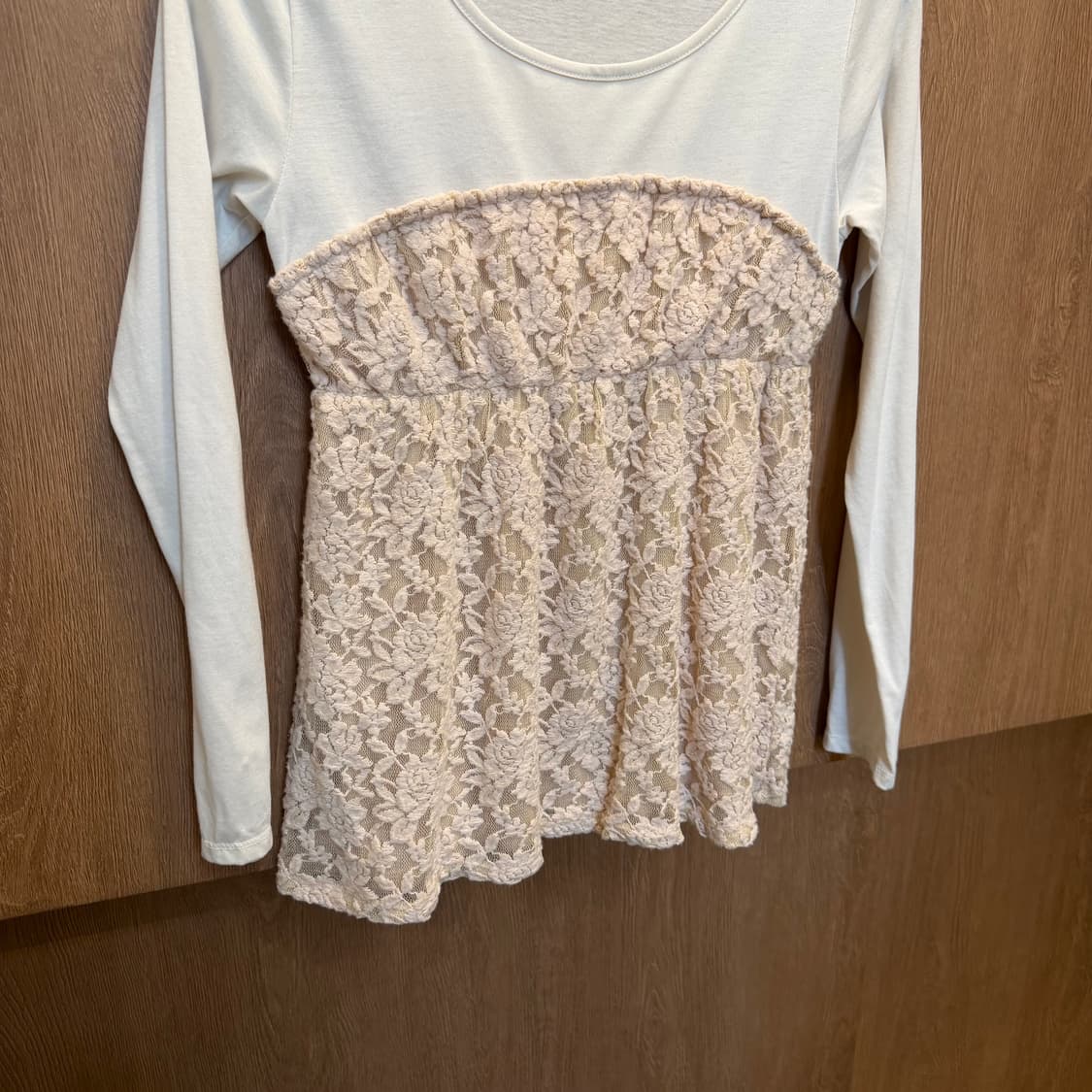 빈티지 라운드넥 티셔츠 플라워 패턴 레이스 배색 디테일 아이보리 상품이미지4