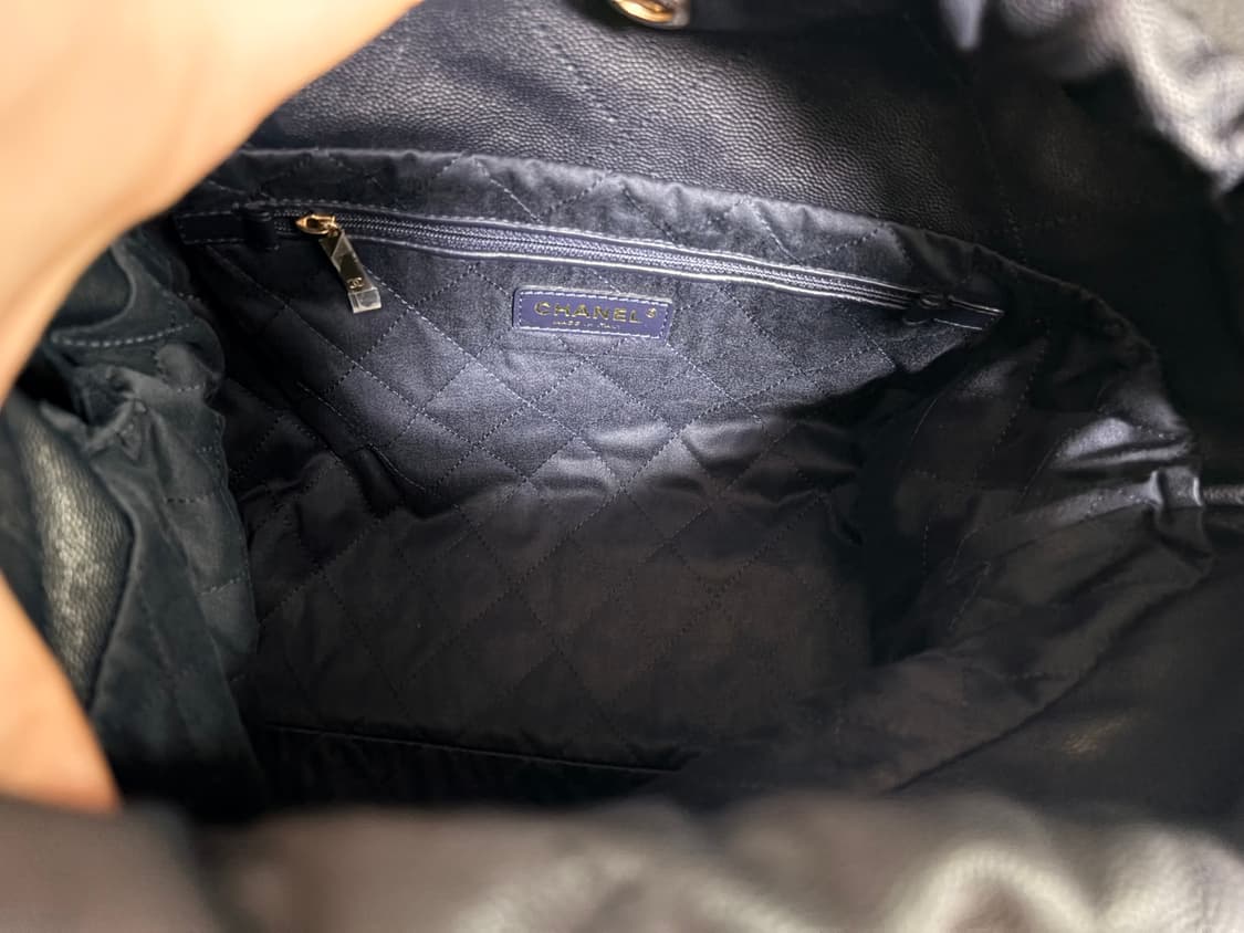샤넬 22백 캐비어 다크네이비 미디움 상품이미지8