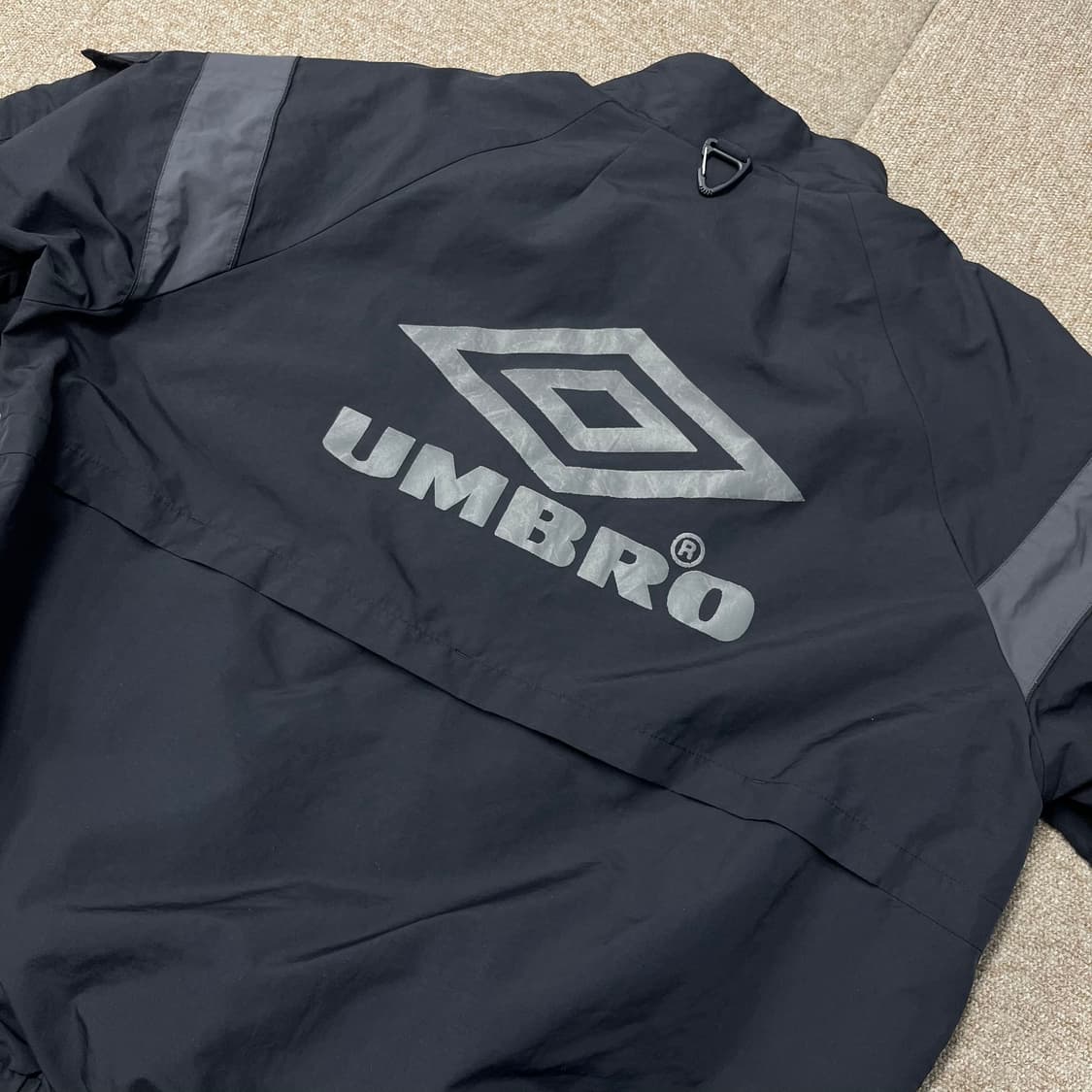 엄브로 ipfu 빅로고 바람막이 자켓 상품이미지3