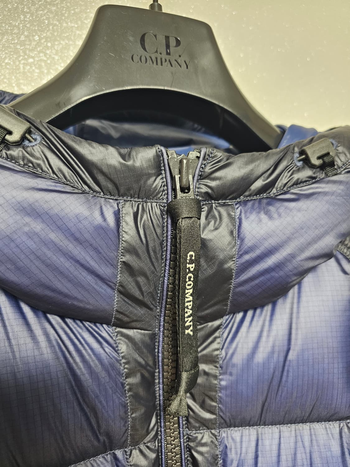 CP컴퍼니 DD쉘 후드 미디엄 다운 자켓 24FW 상품이미지3