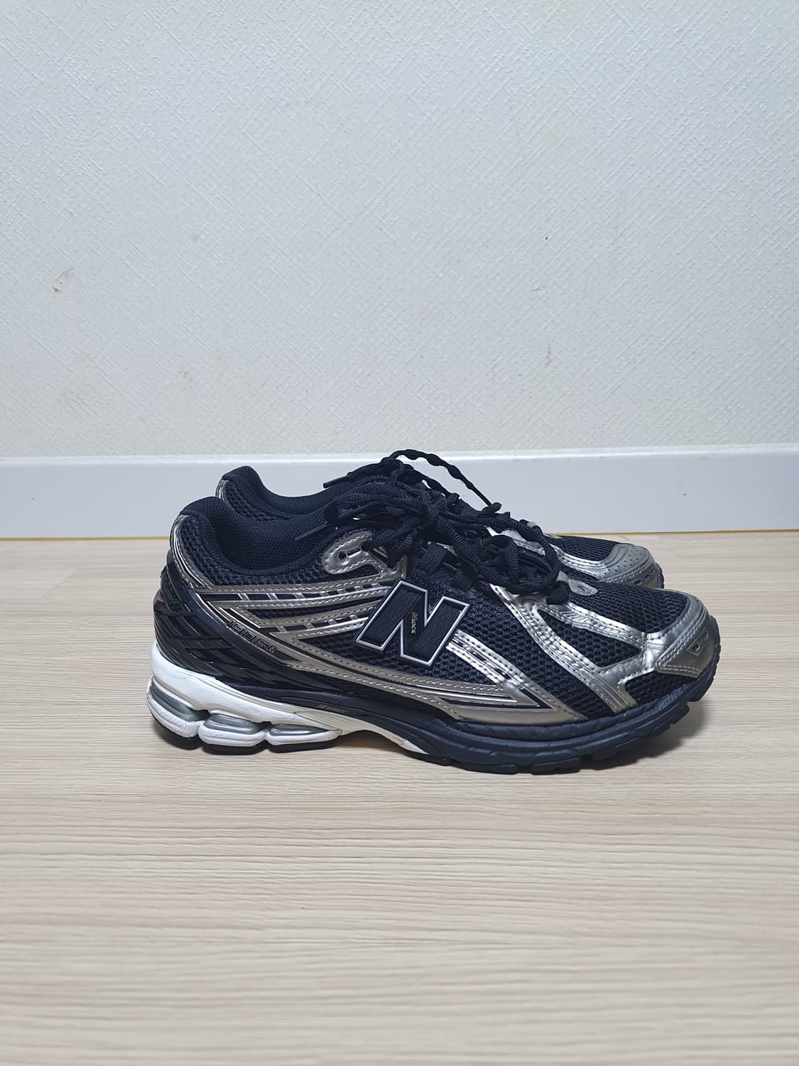 뉴발란스 1906R 블랙 실버 운동화 285 상품이미지1