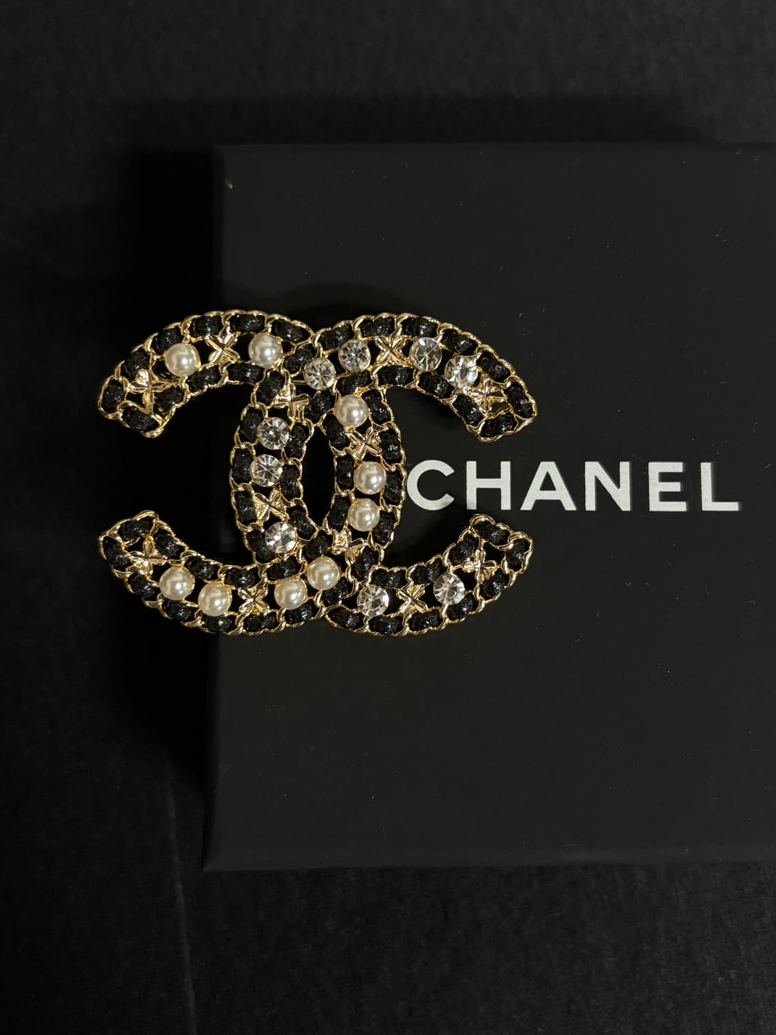 샤넬 정품 cc로고 업사이클링 레더 크리스탈 브로치 상품이미지1