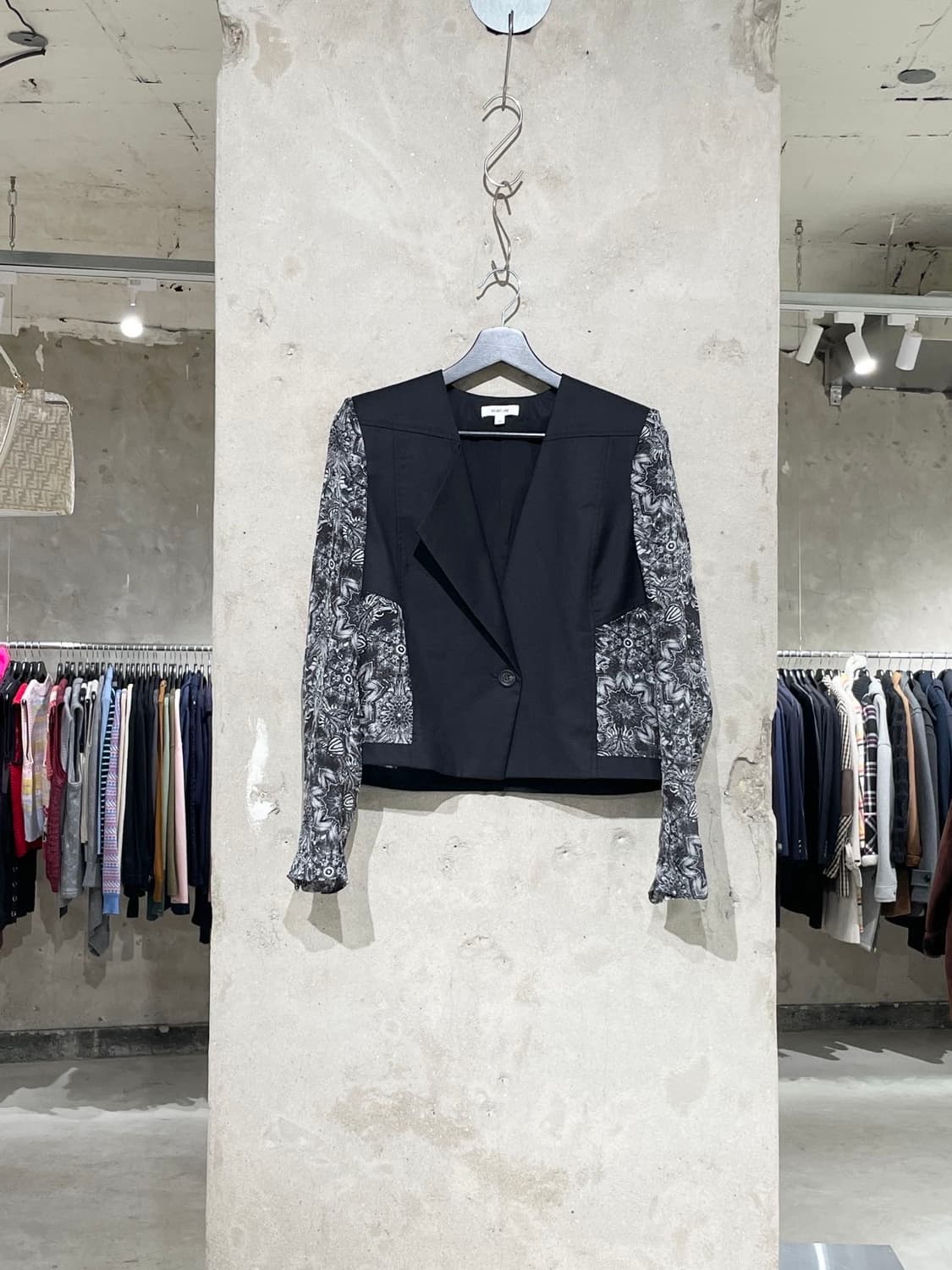 헬무트랭 블랙 쉬폰 1B 크롭 블레이저 상품이미지1