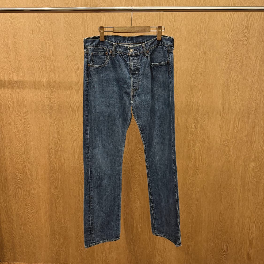 리바이스 데님 팬츠 로고 버튼 레드 탭 버튼 클로징 디테일 중청 상품이미지2