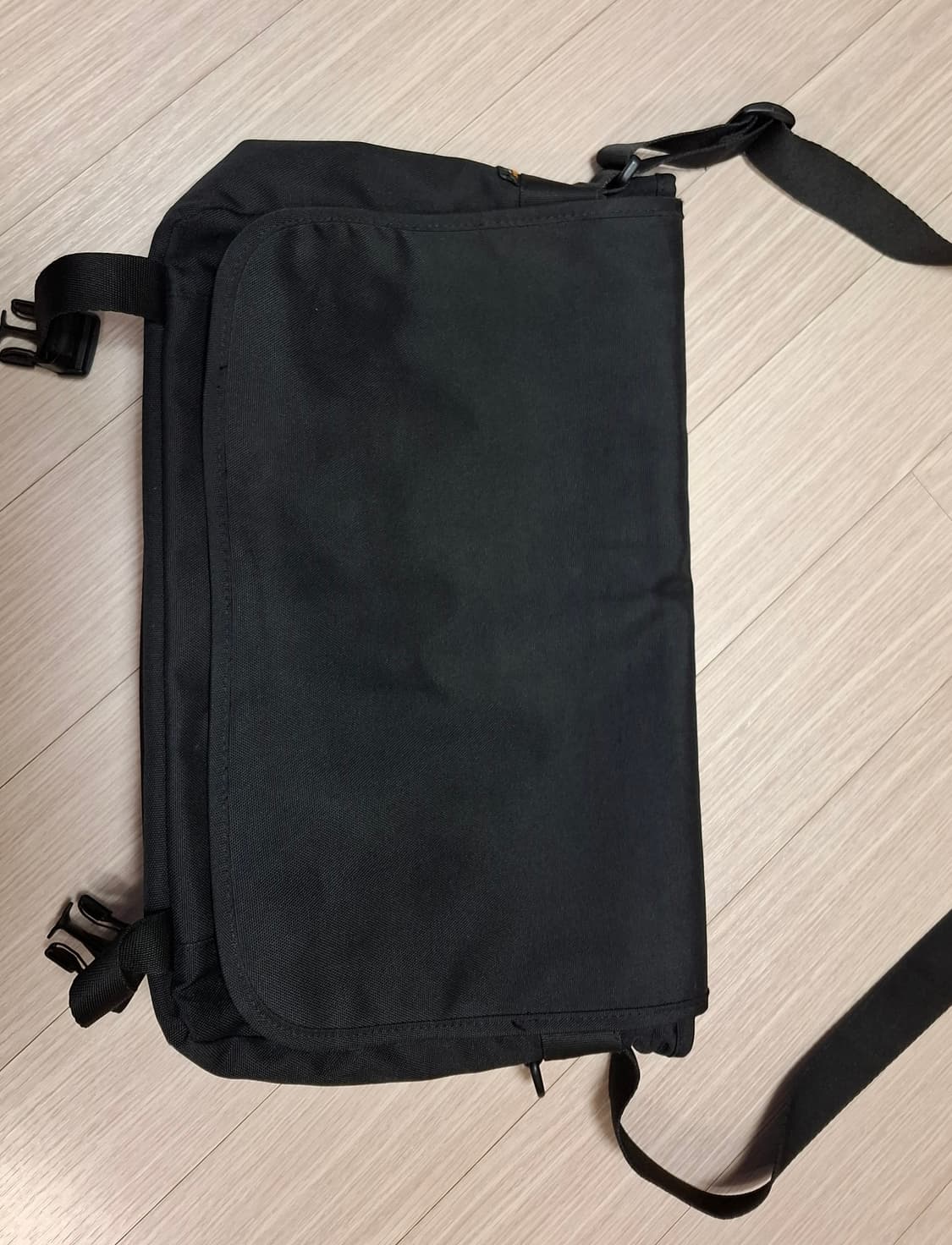 무신사 스탠다드 코듀라 메신저백 블랙 상품이미지2