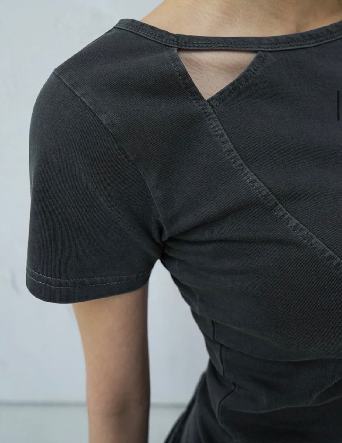 [새상품] 무신사 어반드레스 컷아웃 반팔티 회색 상품이미지4