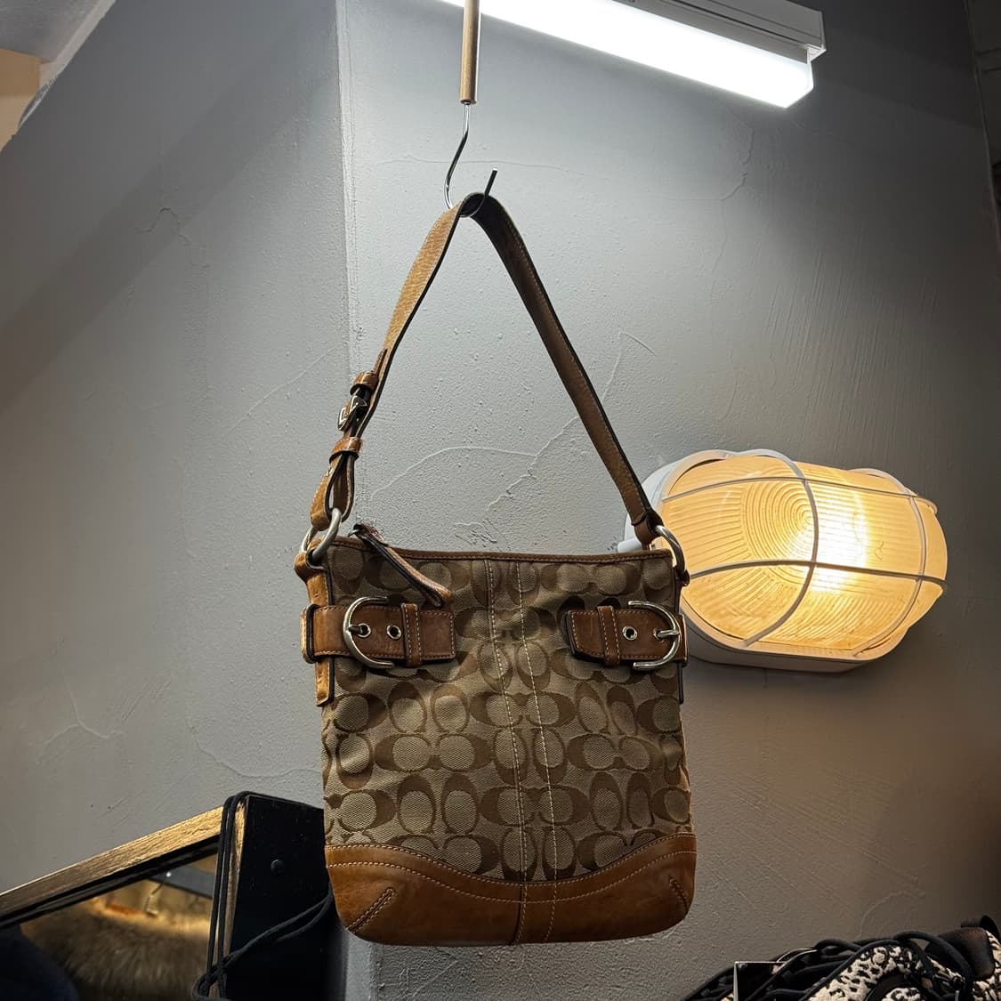 코치 모노그램 레더 숄더백 베이지 y2k 상품이미지1
