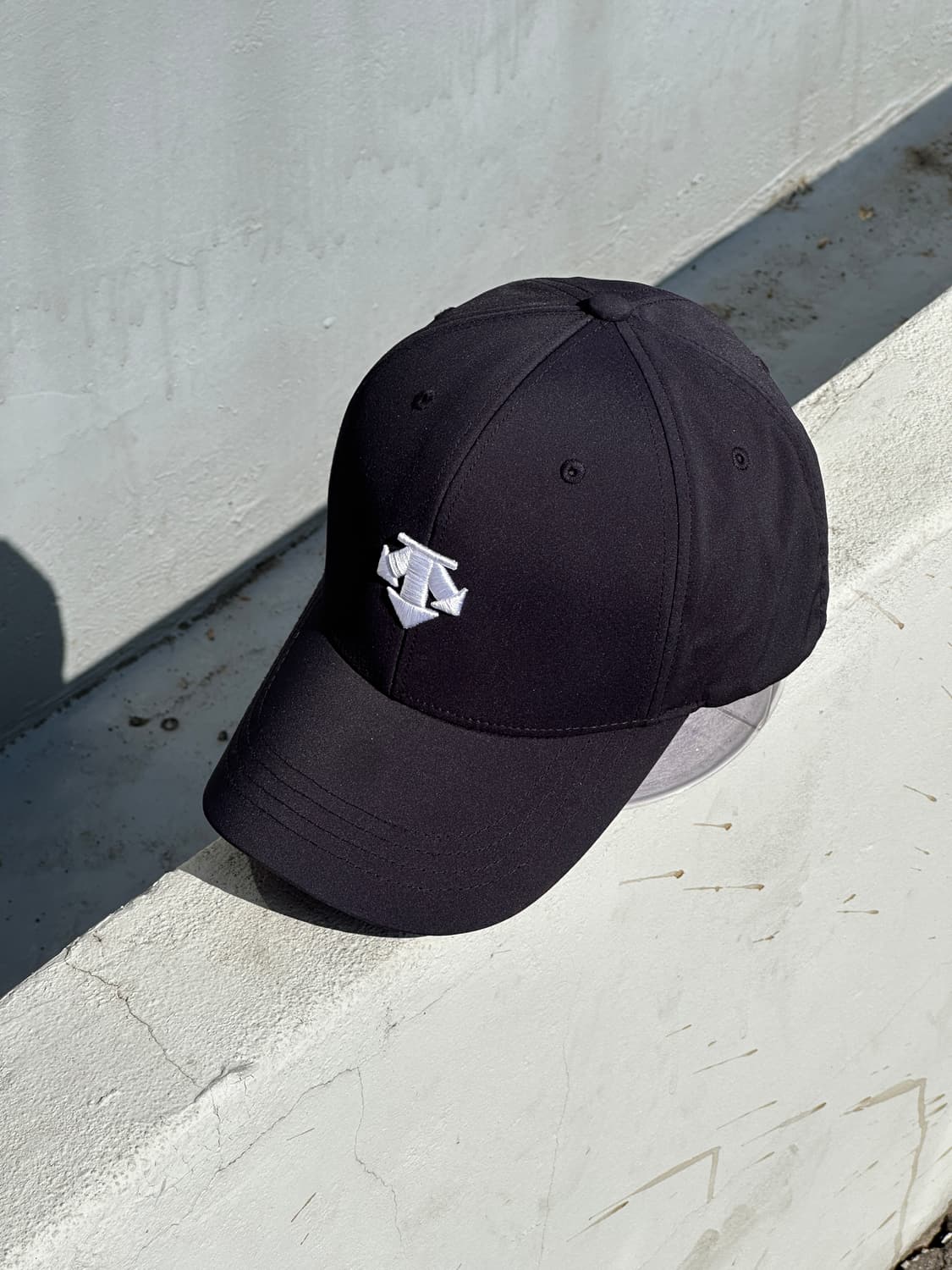 [M-L] 데상트 로고 블랙 볼캡 모자 상품이미지2