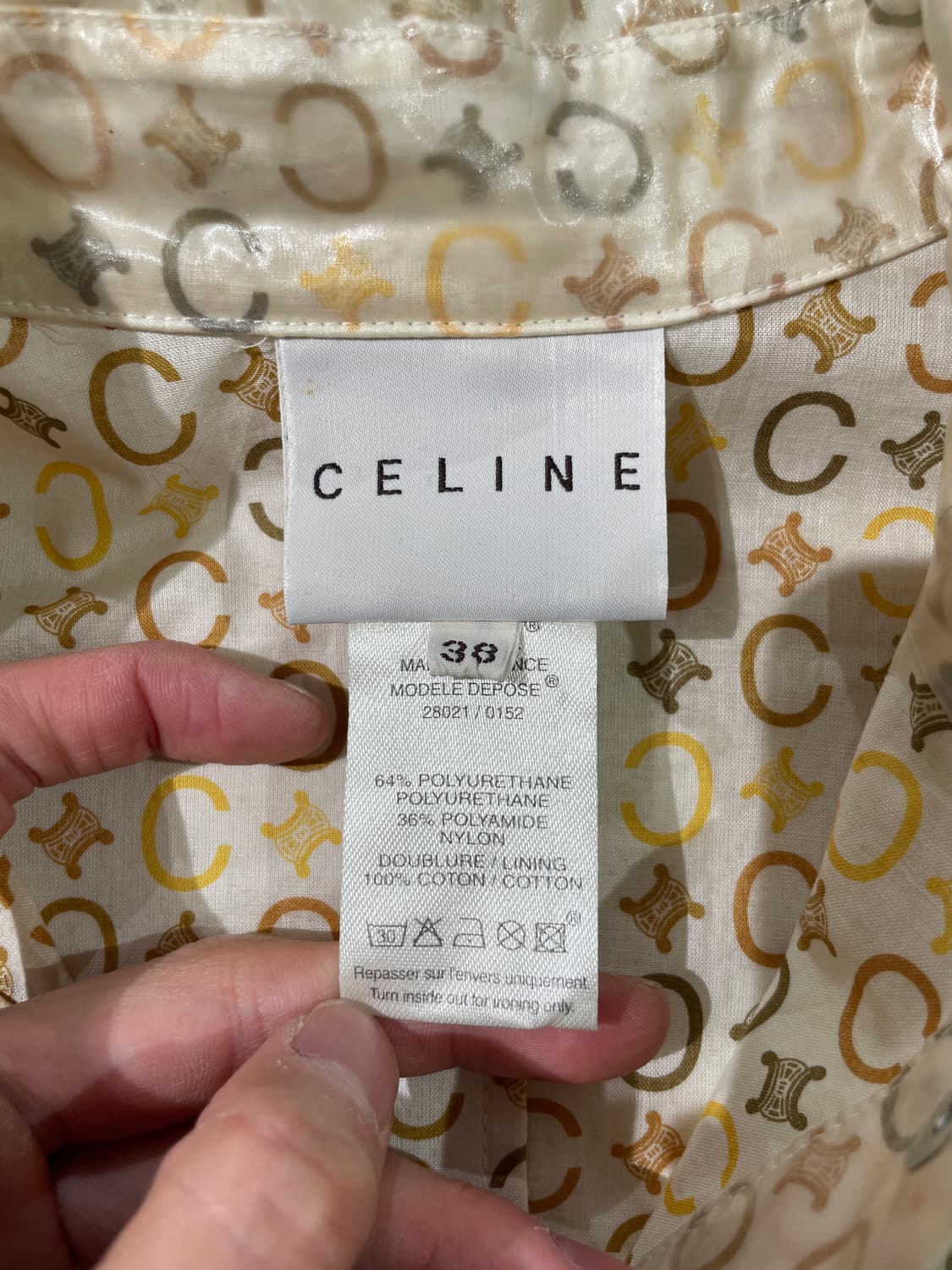 셀린느 트리오페 모노그램 스냅 버튼 폴리우레탄 코트 상품이미지7